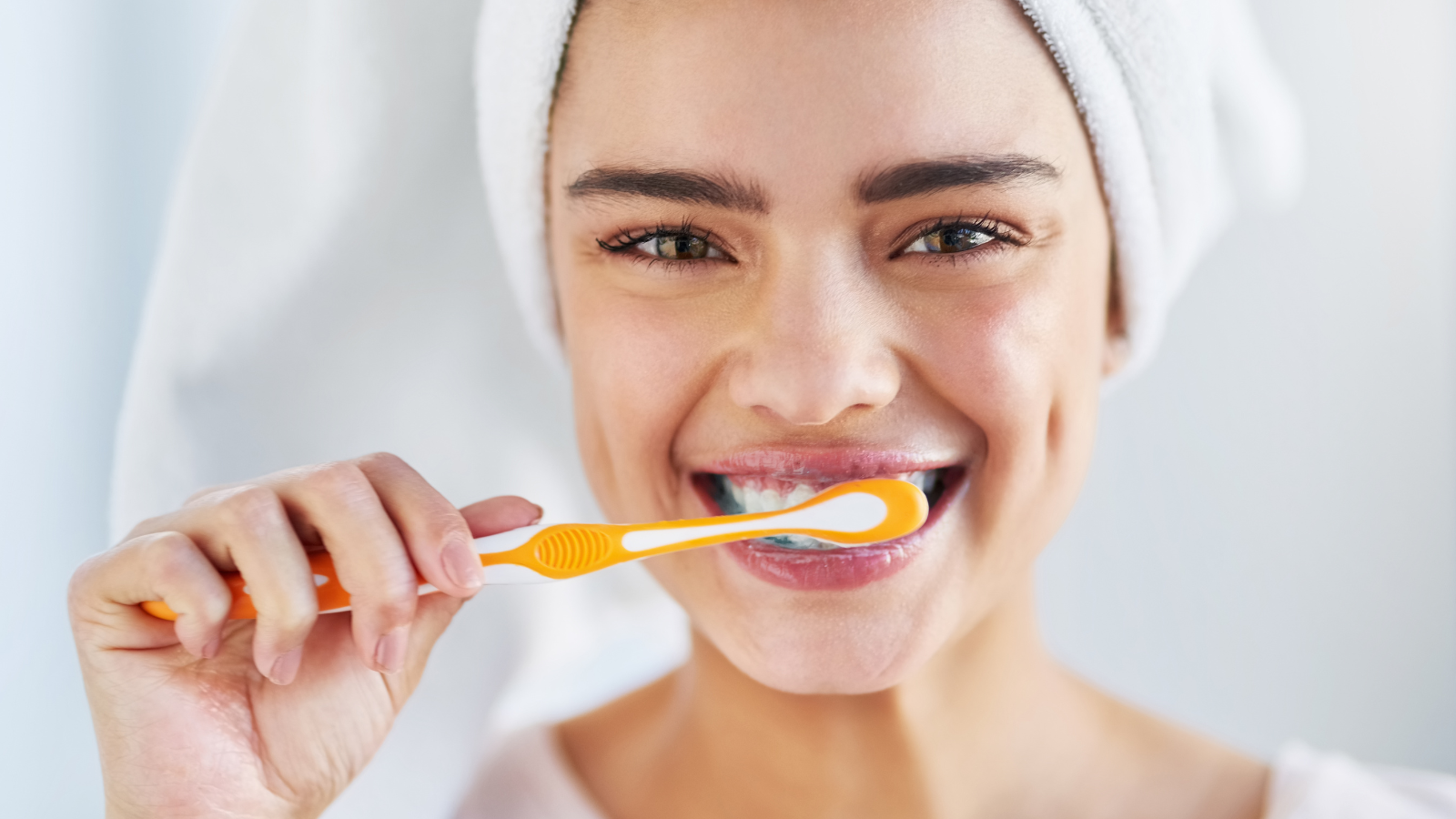 Chải răng đều đặn hai lần mỗi ngày, kết hợp sử dụng chỉ nha khoa và nước súc miệng