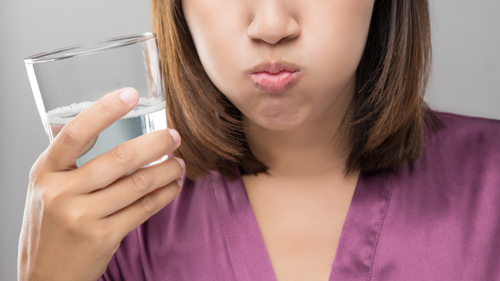 Súc miệng thật kỹ bằng nước lọc ngay sau mỗi bữa ăn