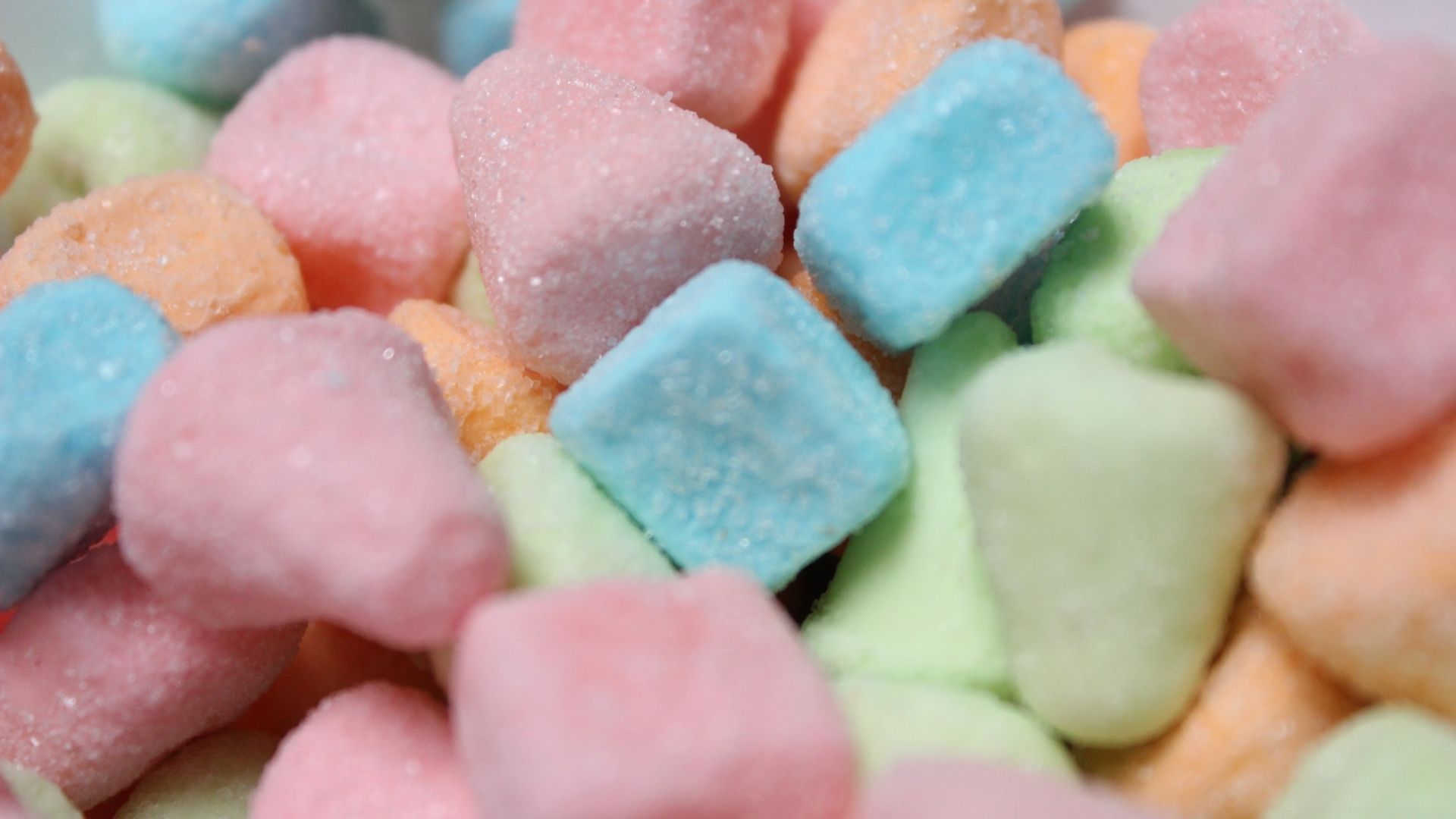 Ăn vặt thường xuyên có thể là nguyên nhân gây viêm tủy răng ở trẻ em