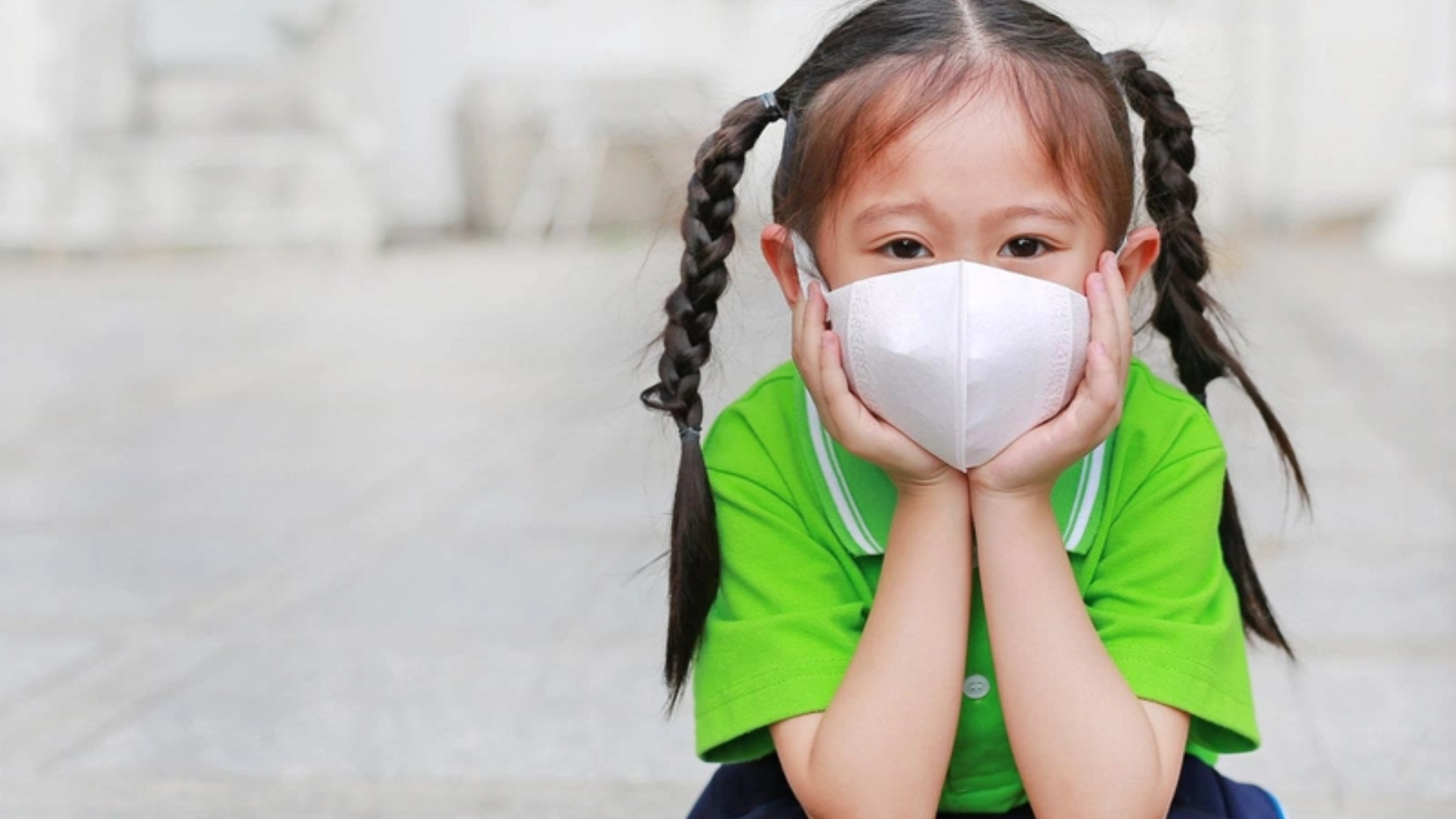Để giữ đường hô hấp khỏe mạnh, cha mẹ nên dặn trẻ đeo khẩu trang khi ra ngoài, tránh khói bụi ô nhiễm