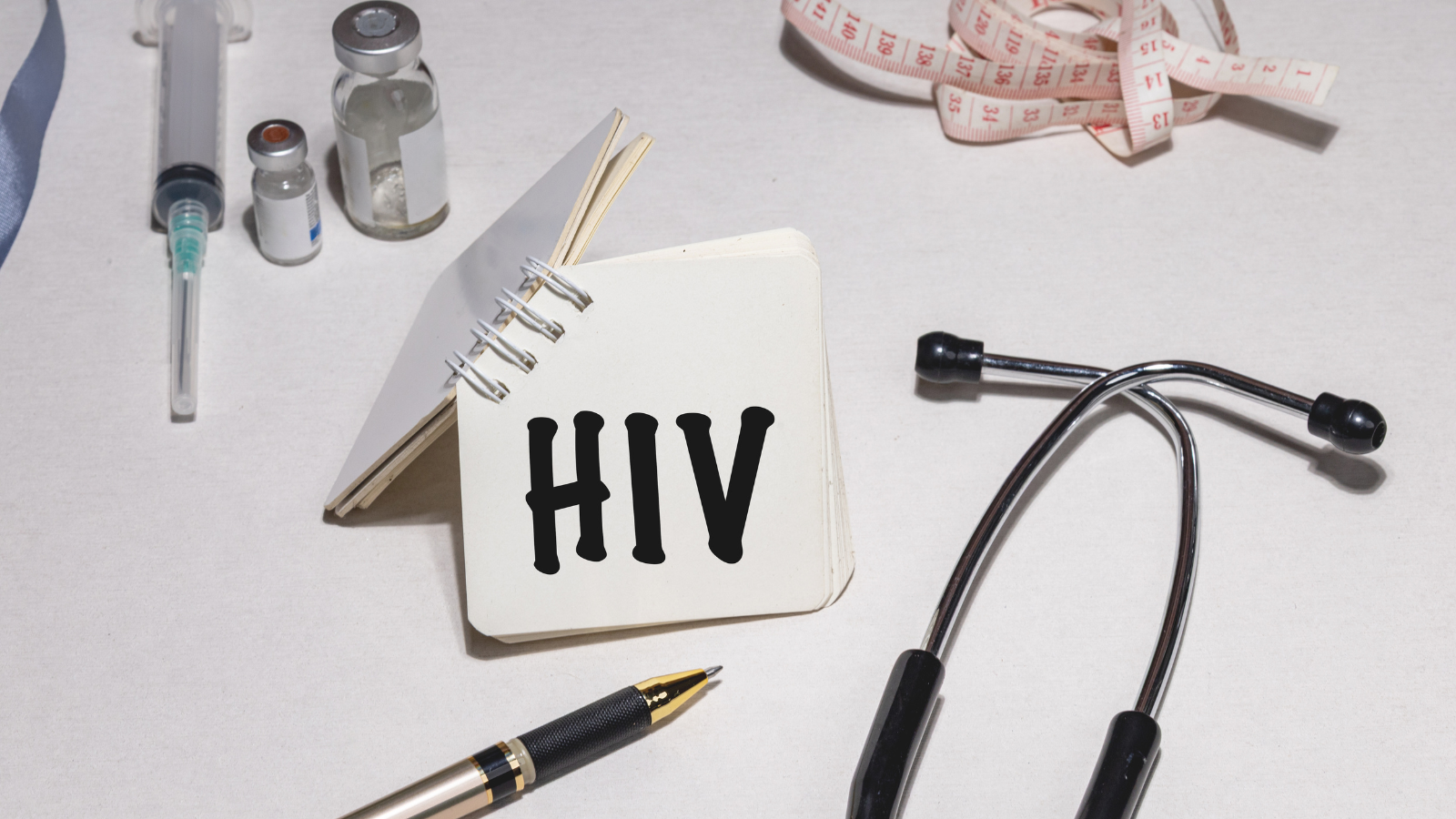 Virus HIV sống được bao lâu trên dao cạo là thắc mắc phổ biến