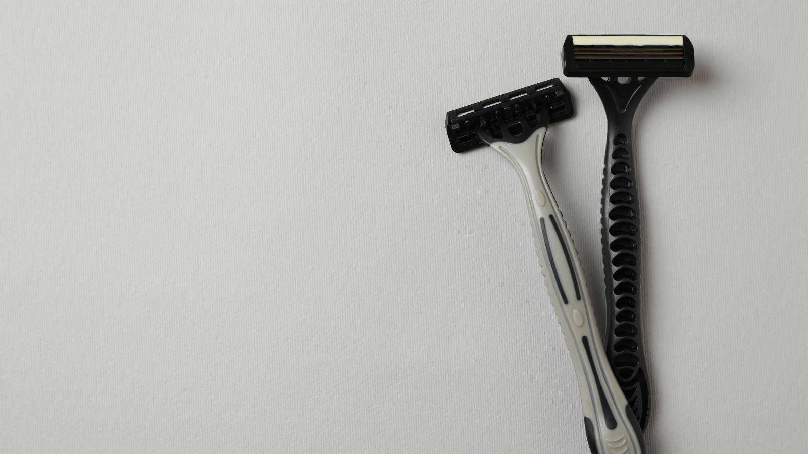 Không dùng chung dao cạo, bàn chải hoặc dụng cụ cá nhân để hạn chế nguy cơ lây bệnh