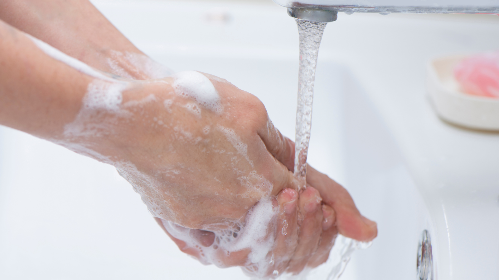 Rửa sạch da bằng xà phòng và đi khám sớm là cách xử lý an toàn