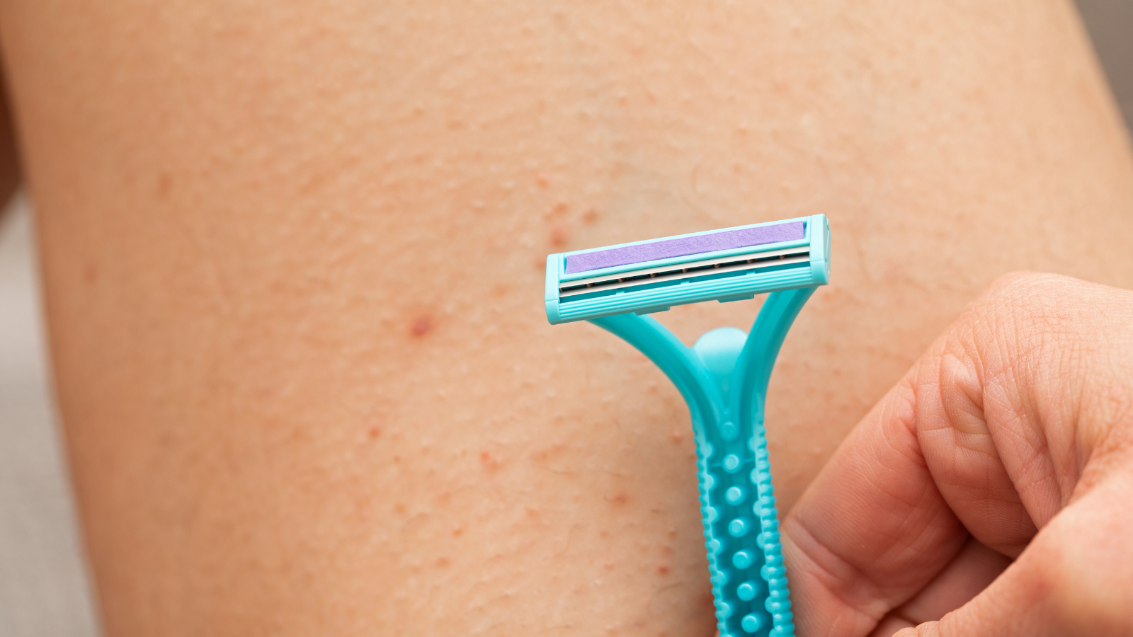 Sử dụng dao cạo cá nhân, giữ dụng cụ sạch sẽ và tiệt trùng giúp phòng ngừa HIV hiệu quả