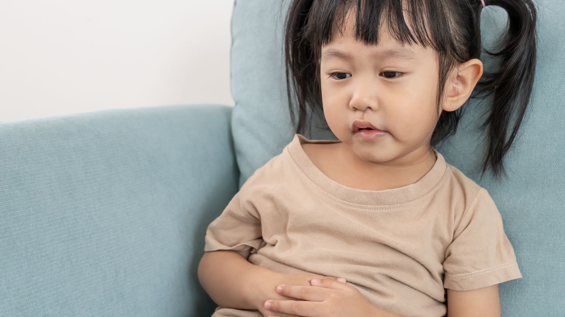 Trẻ thường nhập viện với các dấu hiệu như sốt cao kéo dài, giật mình, nôn ói, lừ đừ