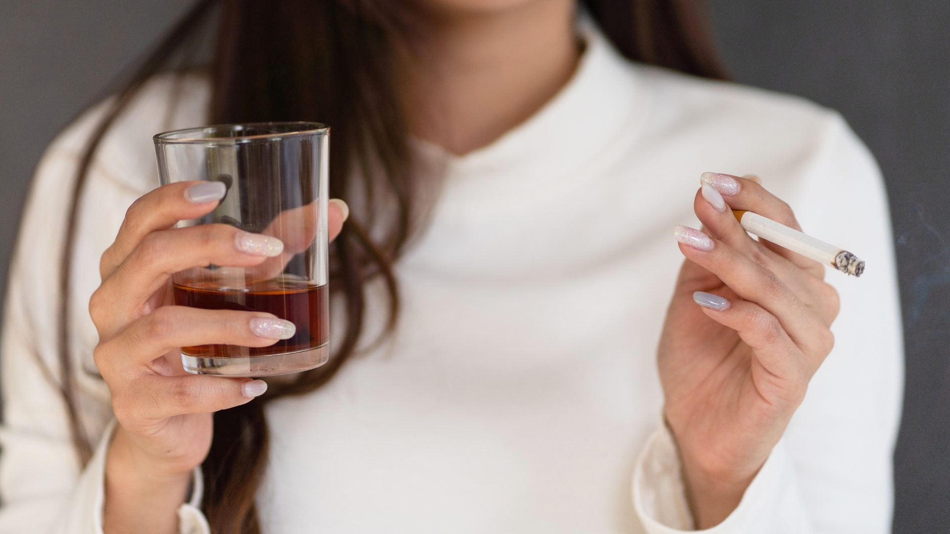 Hút thuốc lá và uống rượu bia làm giảm khả năng miễn dịch của cơ thể, khiến các tế bào bị nhiễm HPV