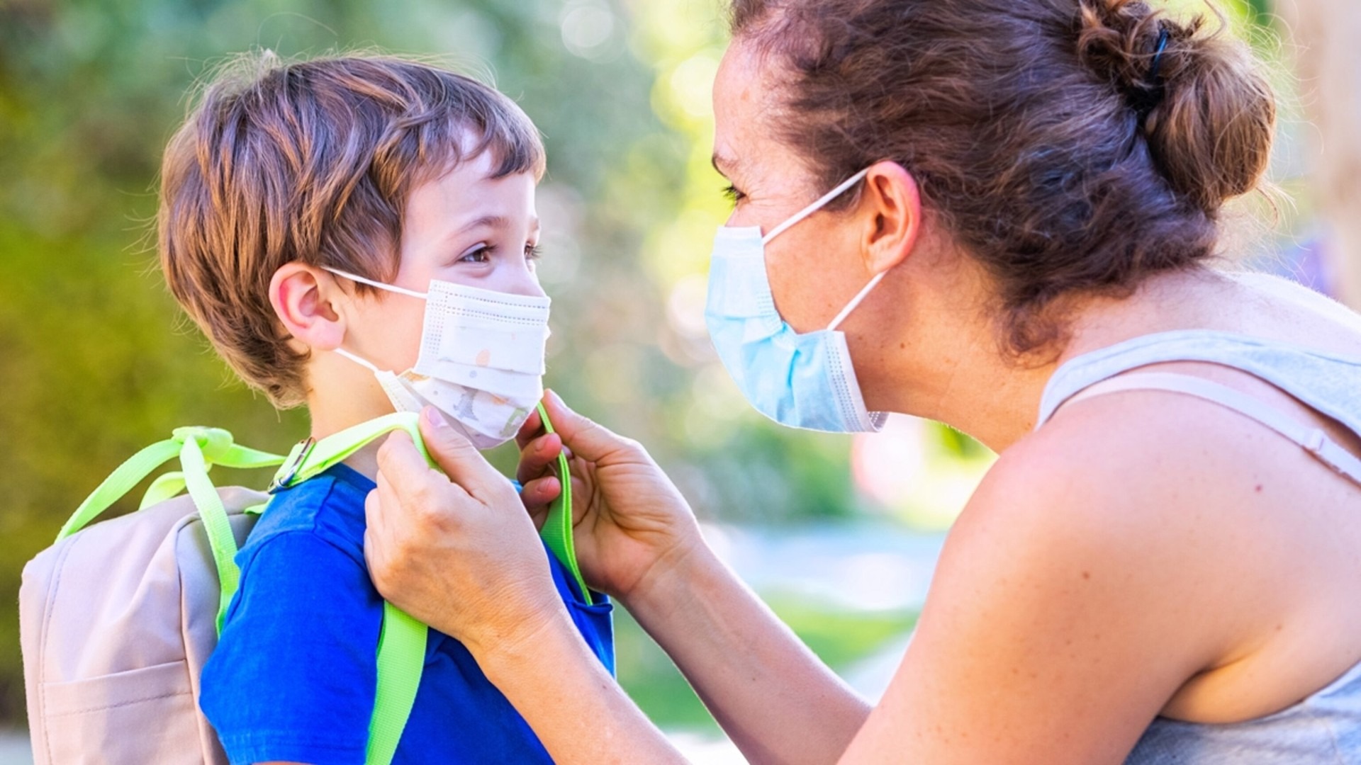 Đeo khẩu trang khi ra ngoài giúp hạn chế nguy cơ tái nhiễm RSV