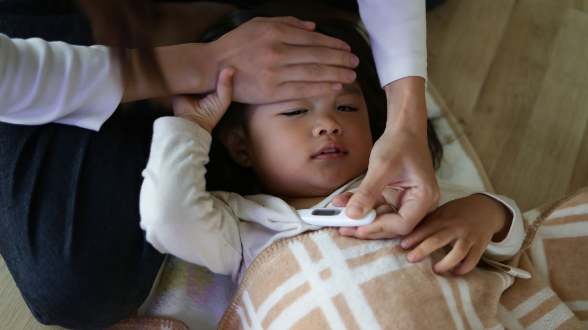 Sốt nhẹ là một triệu chứng thường gặp khi nhiễm virus RSV