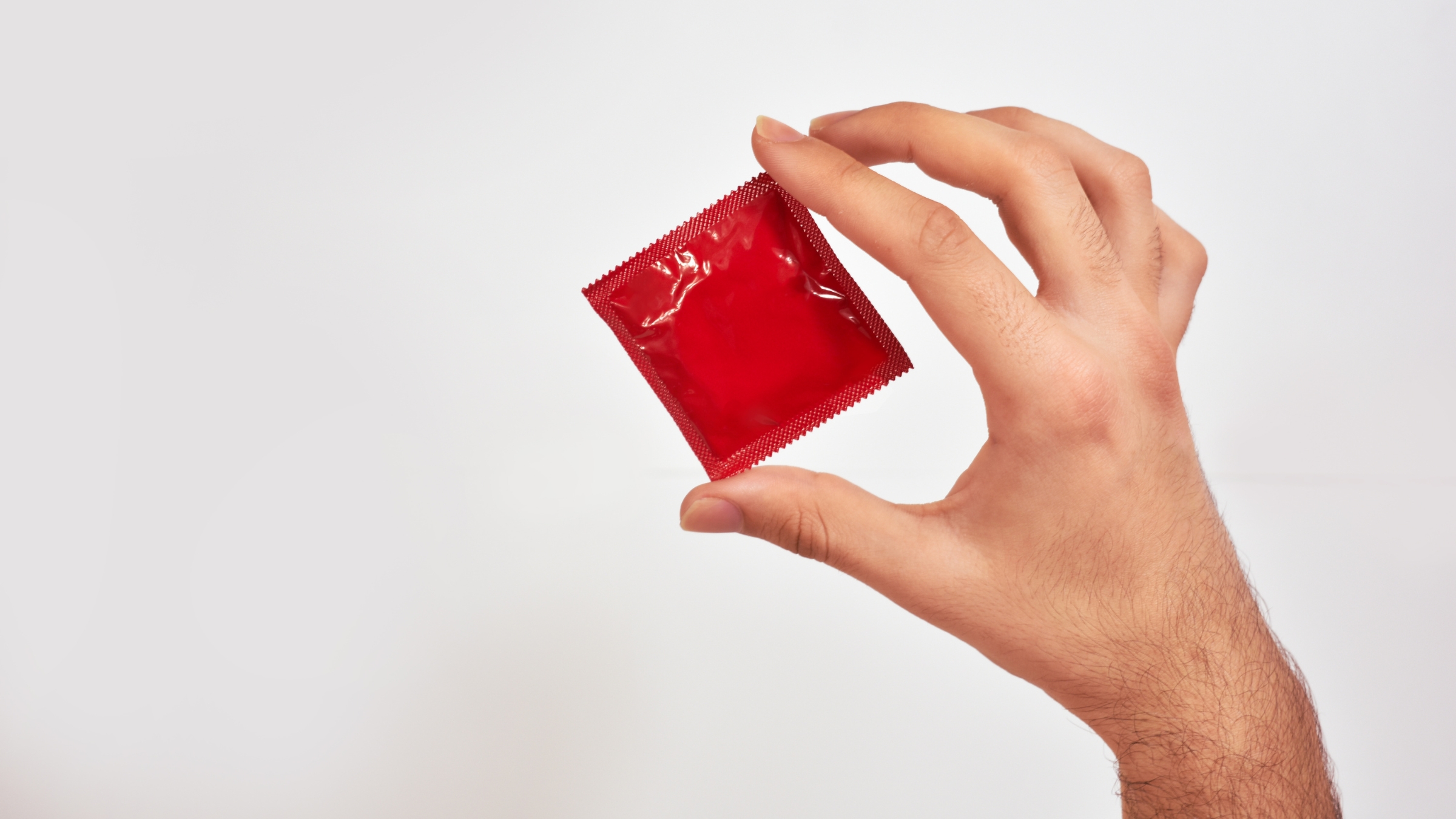 Do virus có thể lây qua đường tình dục, việc sử dụng bao cao su khi quan hệ là cần thiết để phòng bệnh