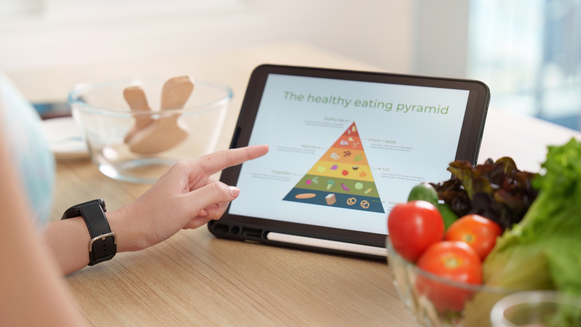 Chế độ ăn cân đối, dinh dương hợp lý vẫn chiếm vai trò quan trọng mà các viên uống vitamin không thể thay thế hoàn toàn