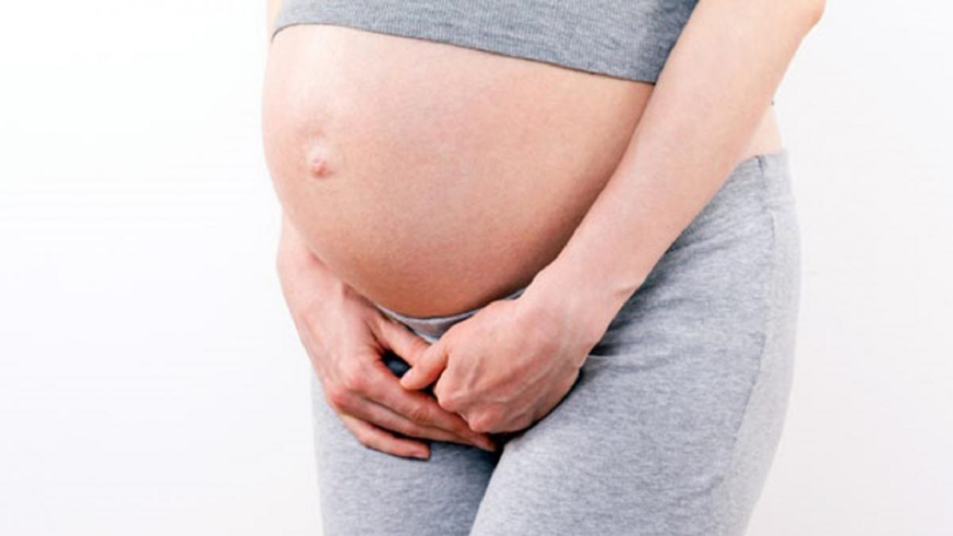 Mẹ bầu có thể nghe tiếng “nứt” rồi thấy nước ối chảy ra, đây là dấu hiệu vỡ ối phổ biến trước khi sinh