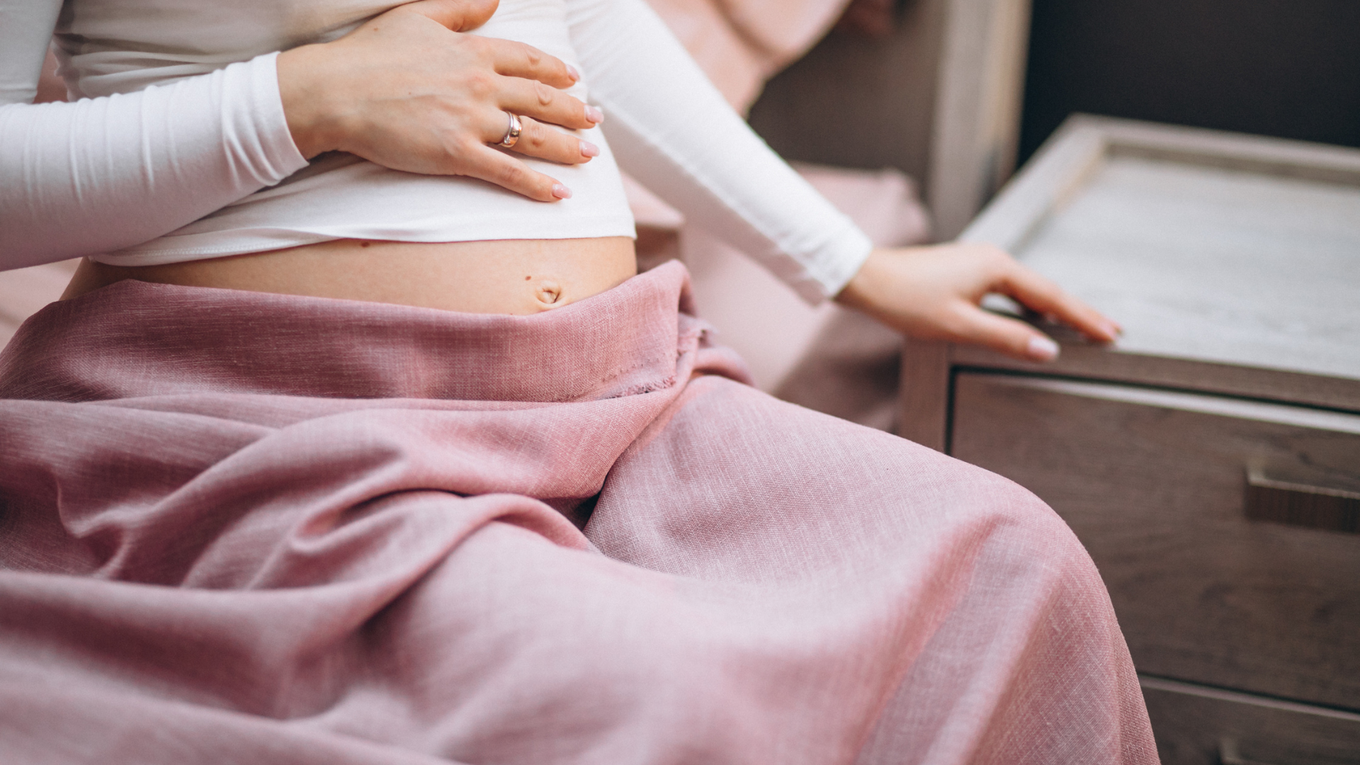 Khi vỡ ối mà chưa đau bụng, mẹ cứ bình tĩnh, vì các cơn co thường đến sau vài giờ
