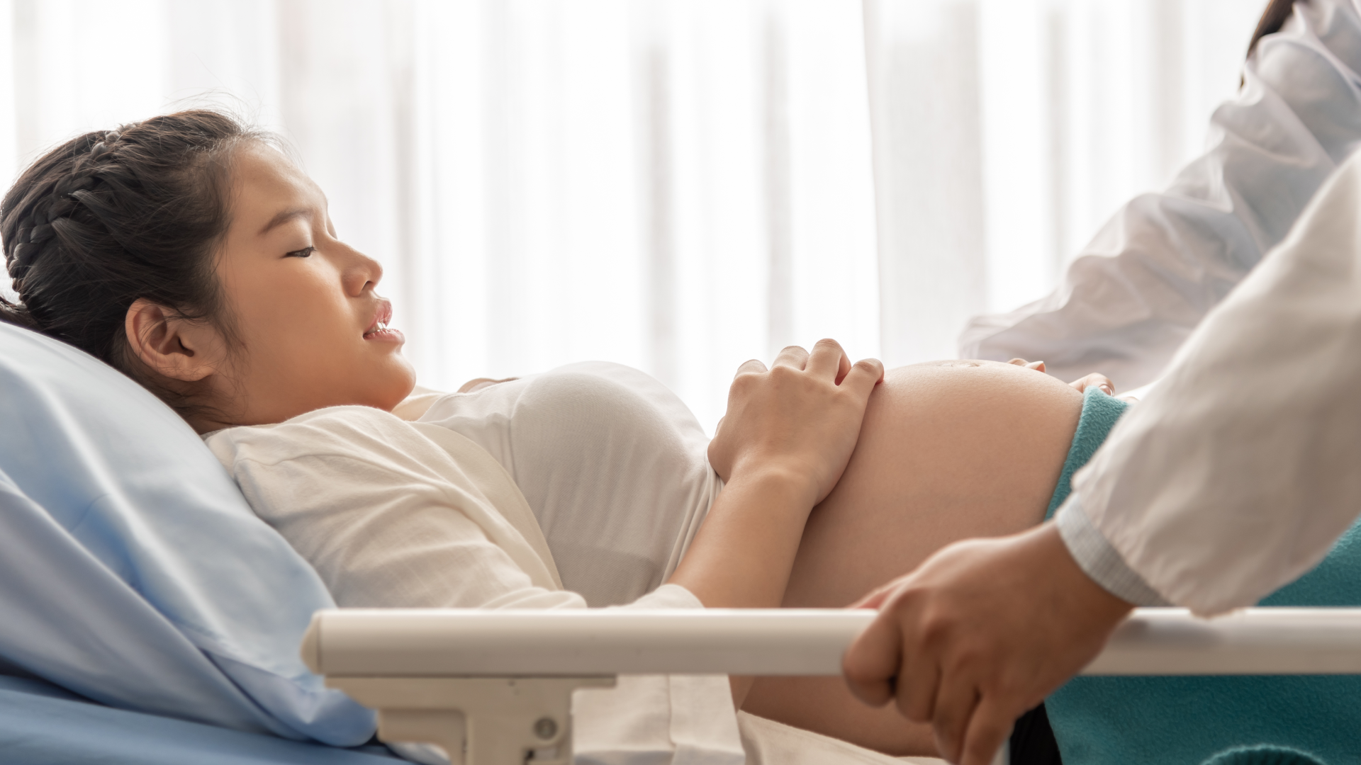 Khi vỡ ối lúc thai đủ tháng, mẹ nên nhập viện trong vòng 12 giờ để được theo dõi và chờ chuyển dạ an toàn