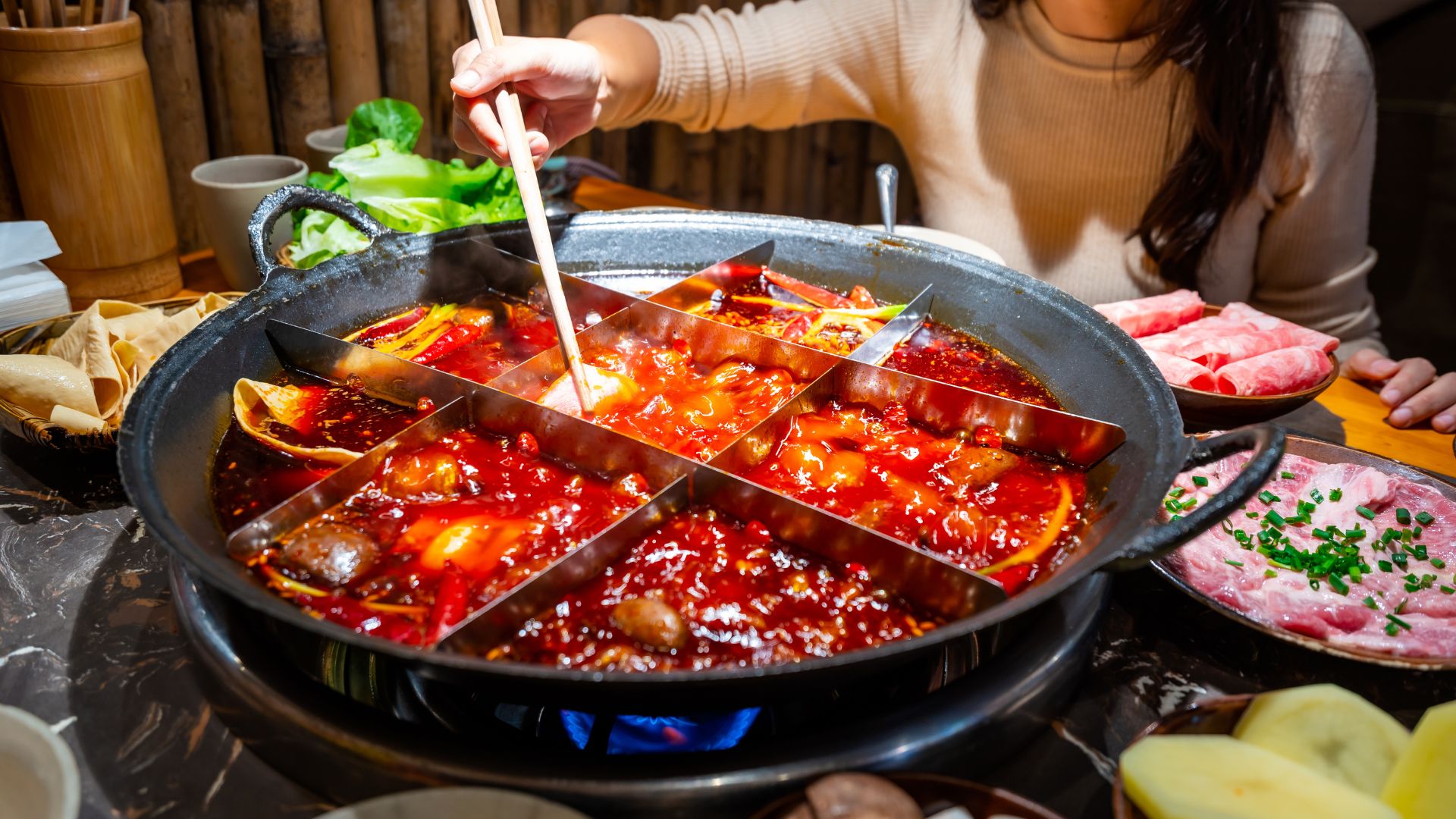 Mẹ bầu nên hạn chế ăn đồ cay nóng để bảo vệ sức khoẻ