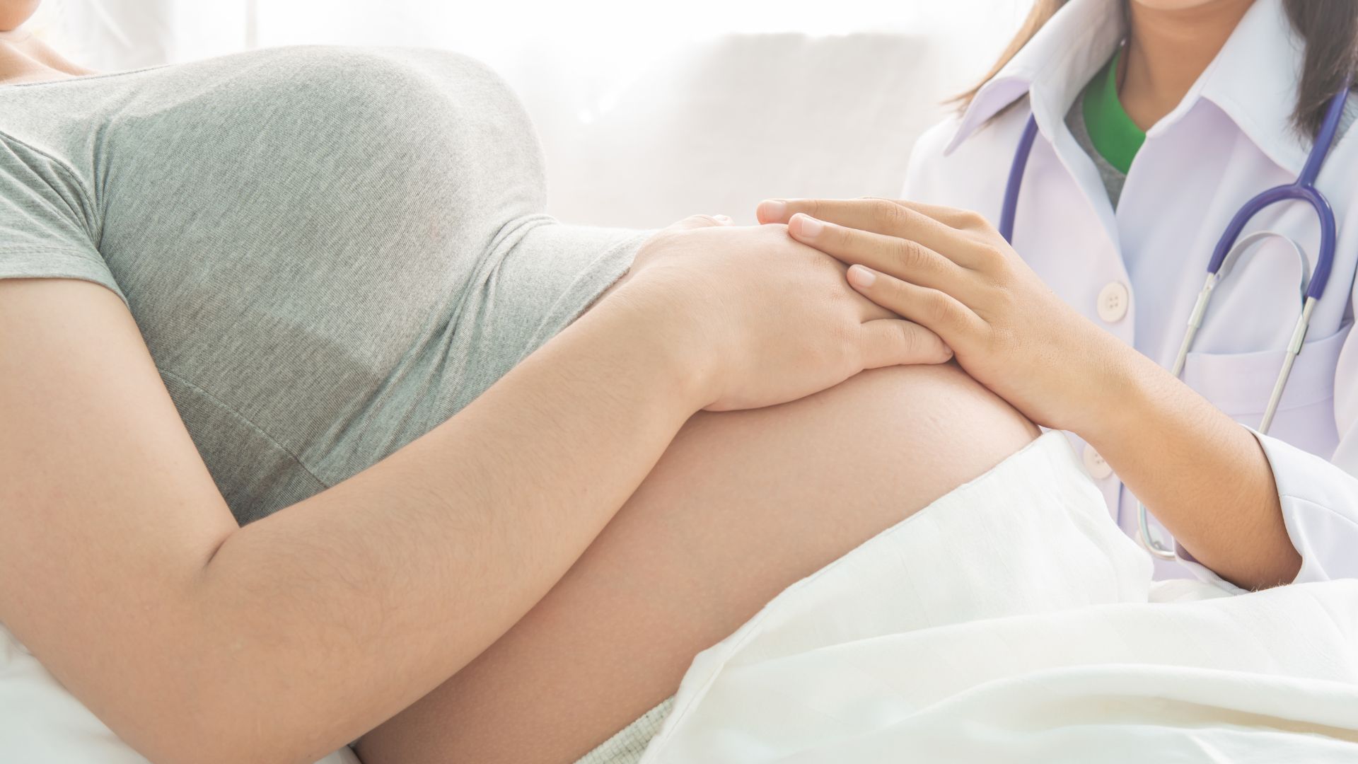 Mẹ bầu cần nằm nghỉ nếu có dấu hiệu vỡ ối