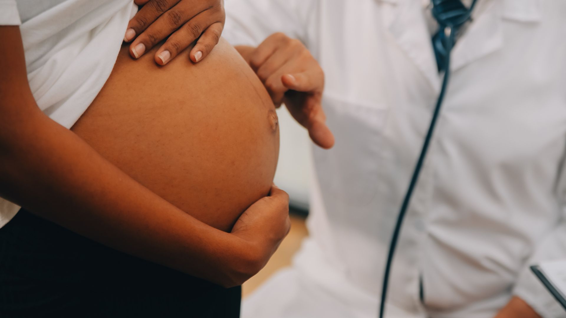 Mẹ bầu nên khám thai theo đúng lịch hẹn để hạn chế rủi ro