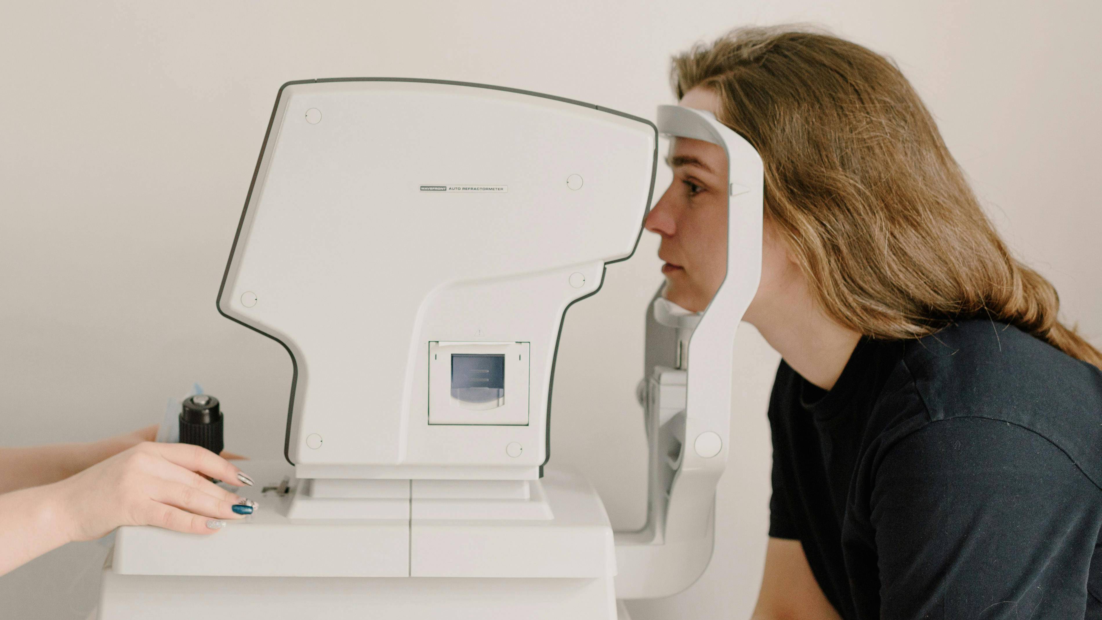 Khám tổng quát giúp bác sĩ đánh giá nguy cơ tổn thương võng mạc từ sớm