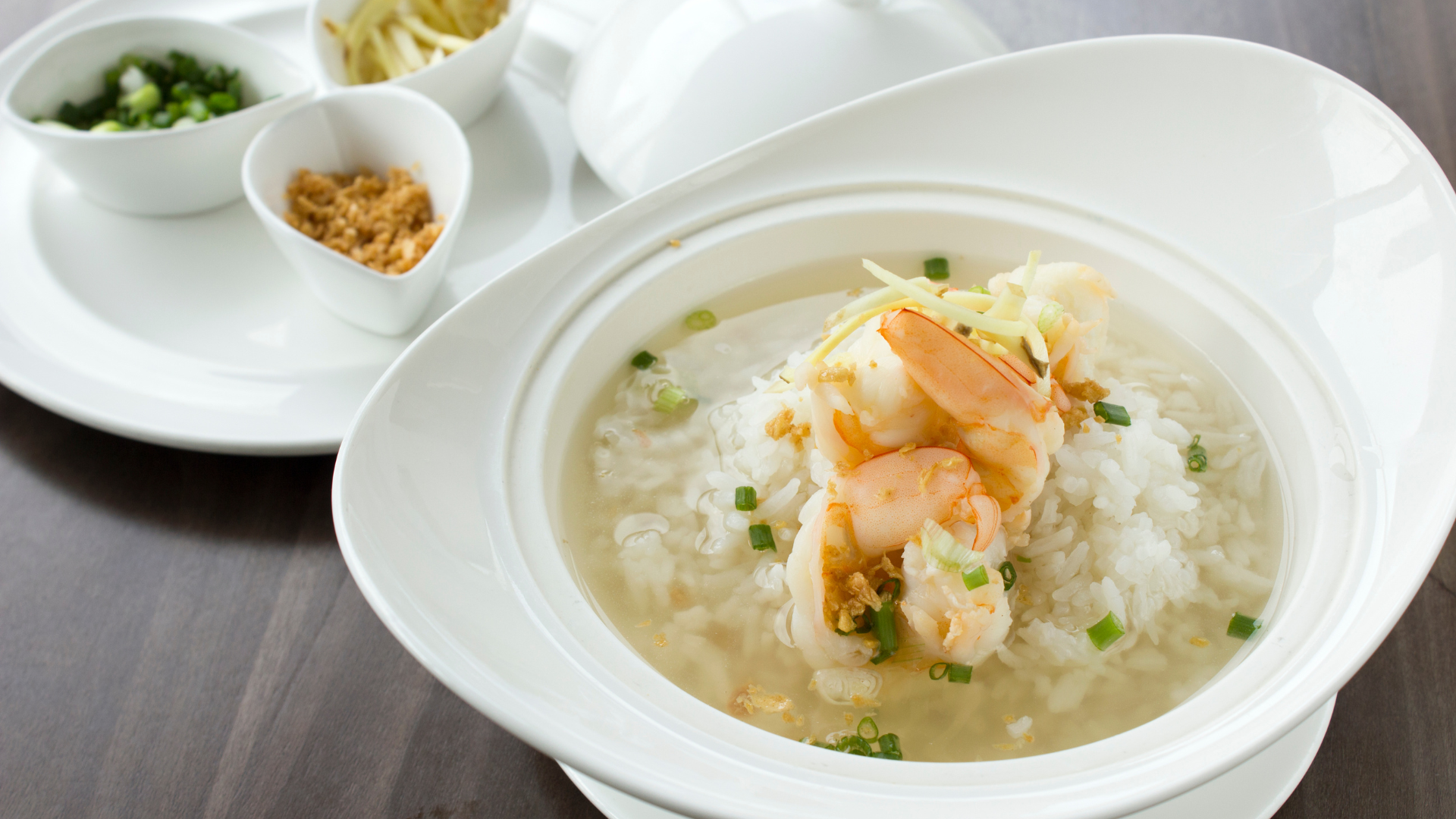 Khi đi ngoài nhiều nên ưu tiên thức ăn mềm, dễ tiêu như cháo