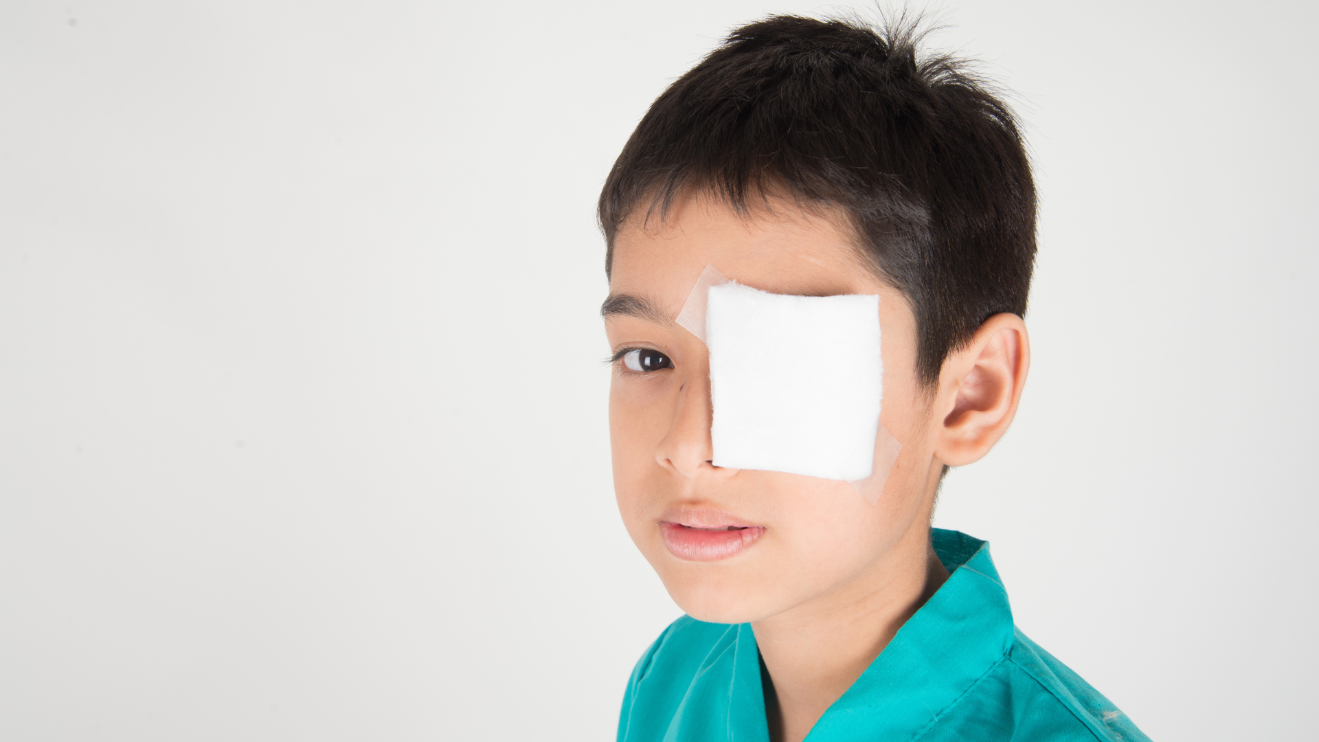 Nhiễm trùng sau mổ có thể làm tổn thương giác mạc và gây ra tình trạng vừa cận thị vừa loạn thị