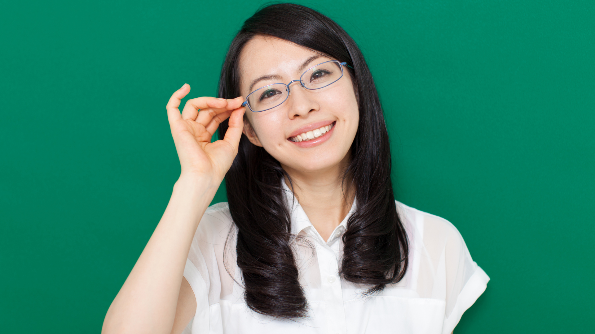 Đeo kính là giải pháp phổ biến và được áp dụng rộng rãi trong điều chỉnh các tật khúc xạ