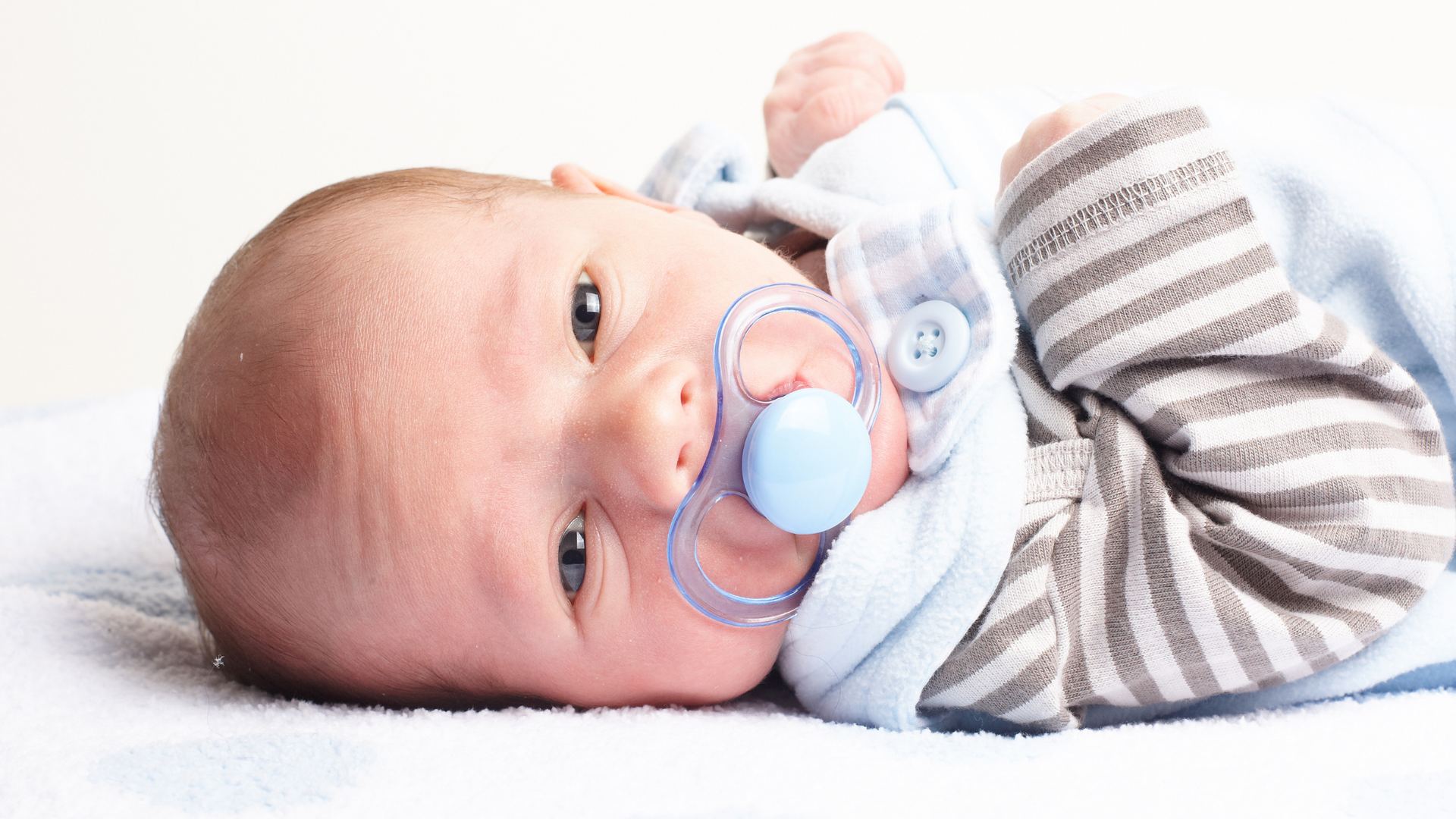 Trẻ thường quấy khóc, khó ngủ và bám mẹ nhiều hơn trong Wonder week 19