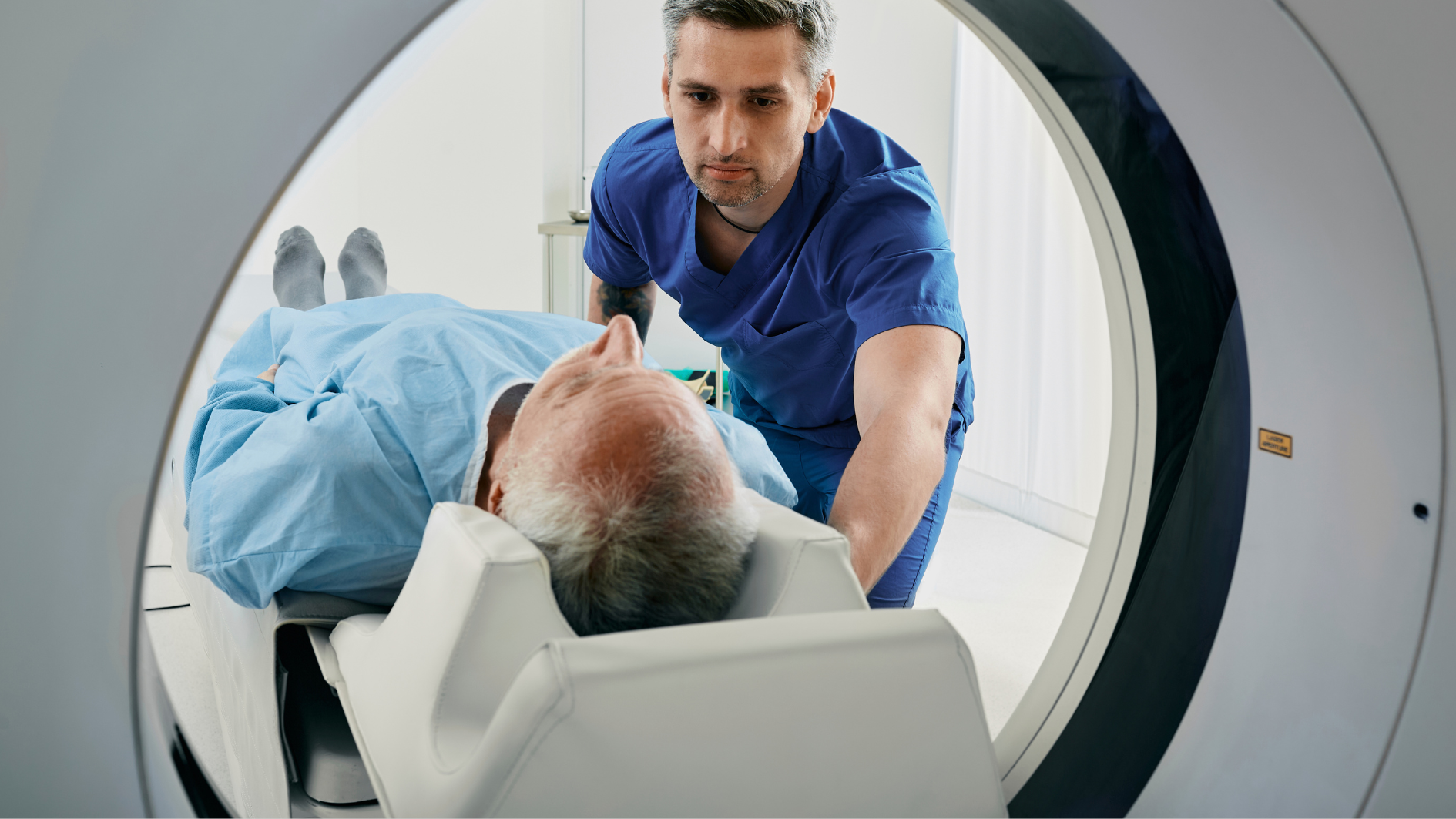 Tuân thủ hướng dẫn của nhân viên y tế trong quá trình chụp xạ hình xương để đảm bảo an toàn