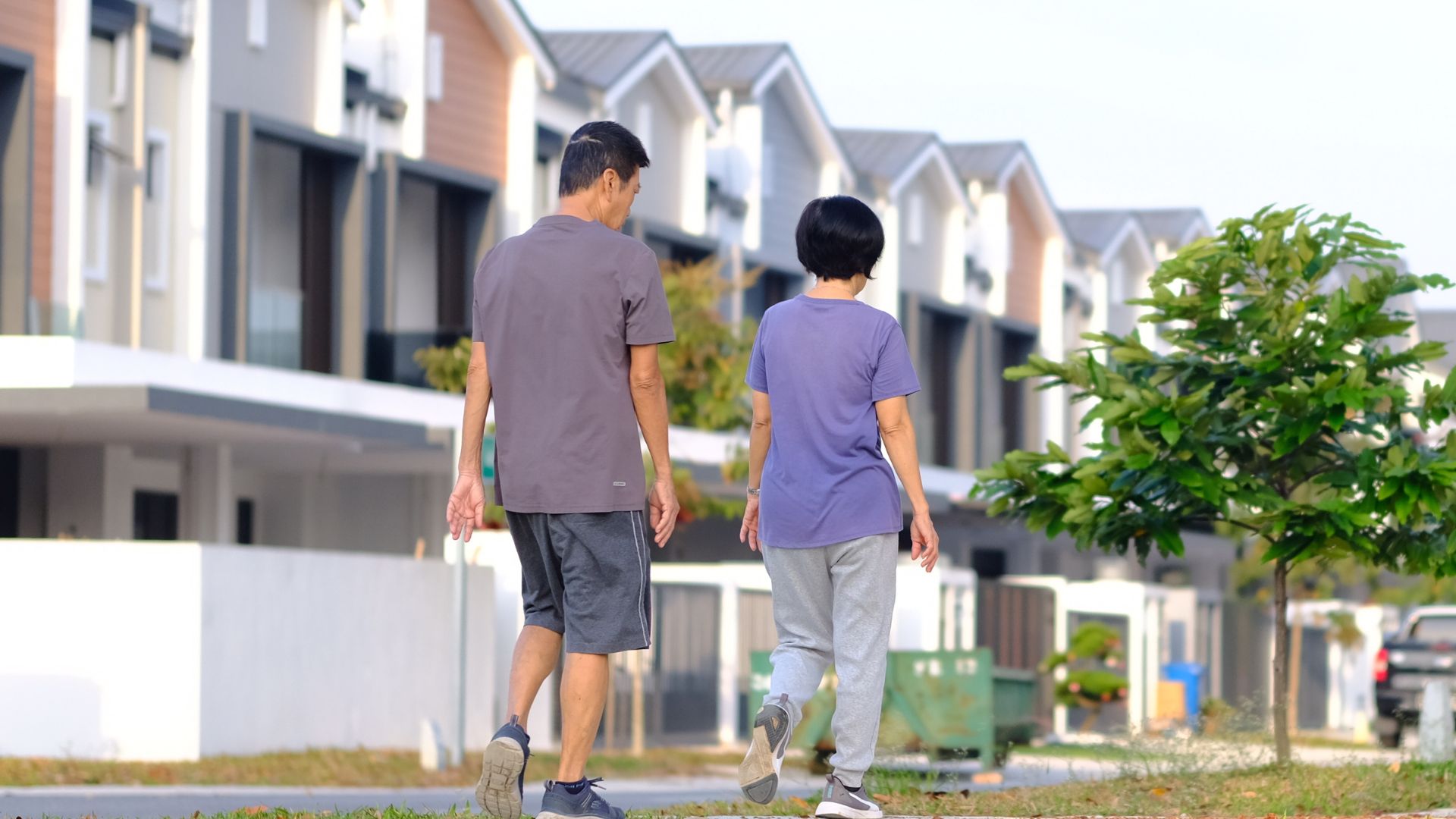 Đi bộ tập thể dục thường xuyên và đều đặn giúp giảm nguy cơ xẹp đốt sống