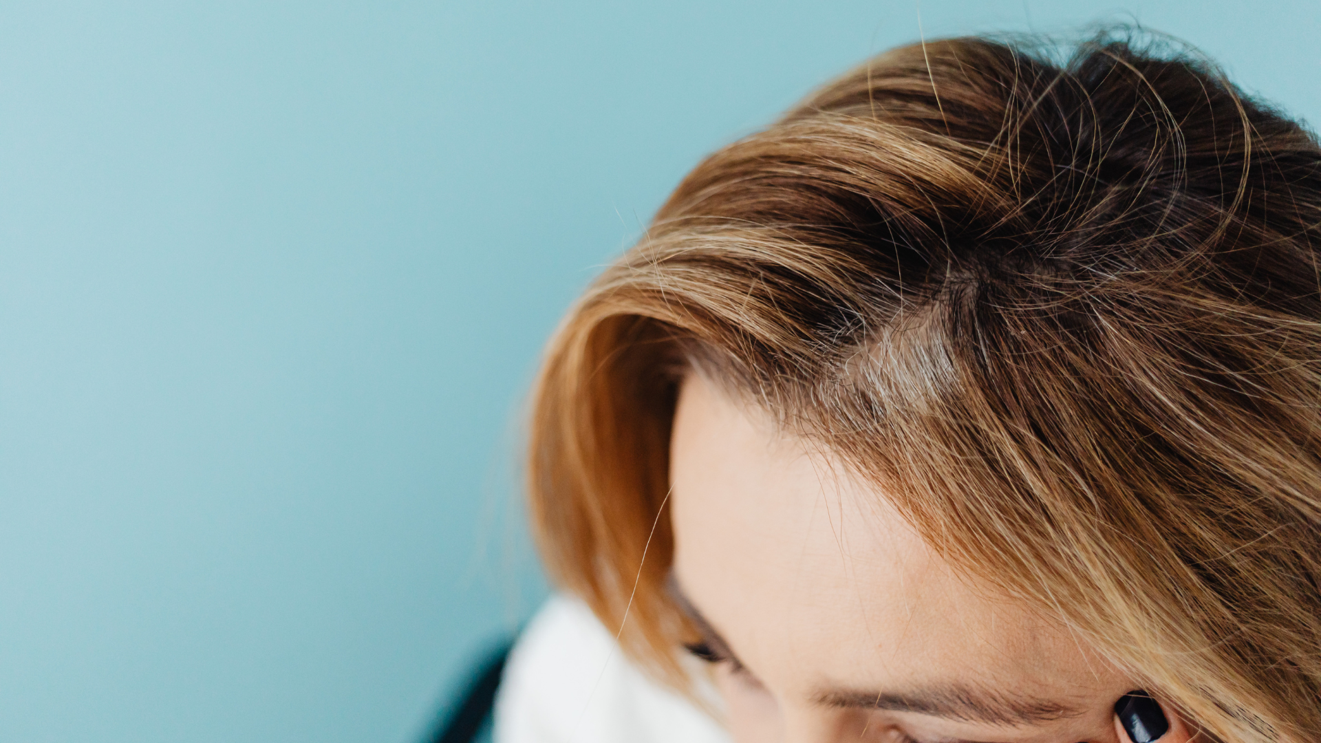 Mẫu tóc dễ bị ảnh hưởng bởi môi trường bên ngoài đòi hỏi quy trình kiểm soát nghiêm ngặt hơn để đảm bảo kết quả chính xác