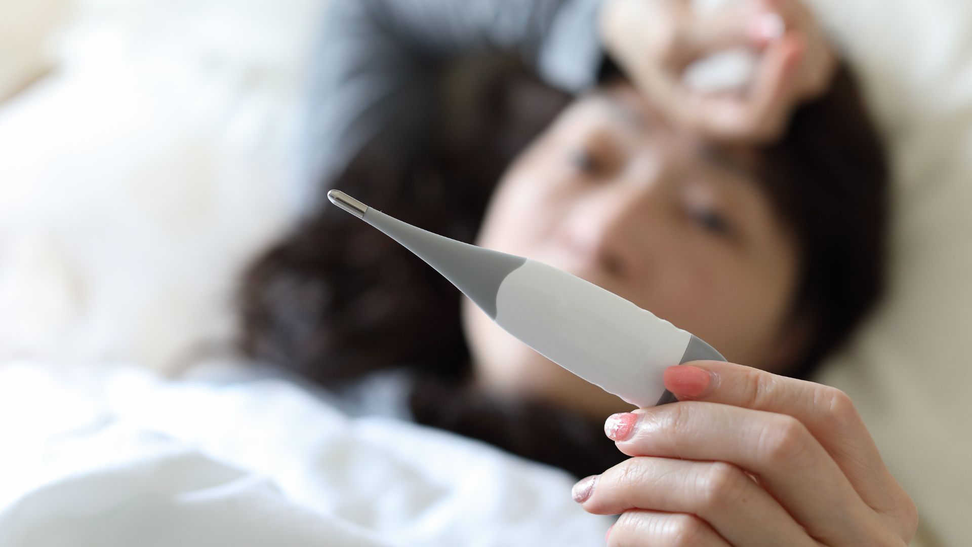 Sốt cao kéo dài có thể khiến chỉ số bạch cầu giảm xuống thấp