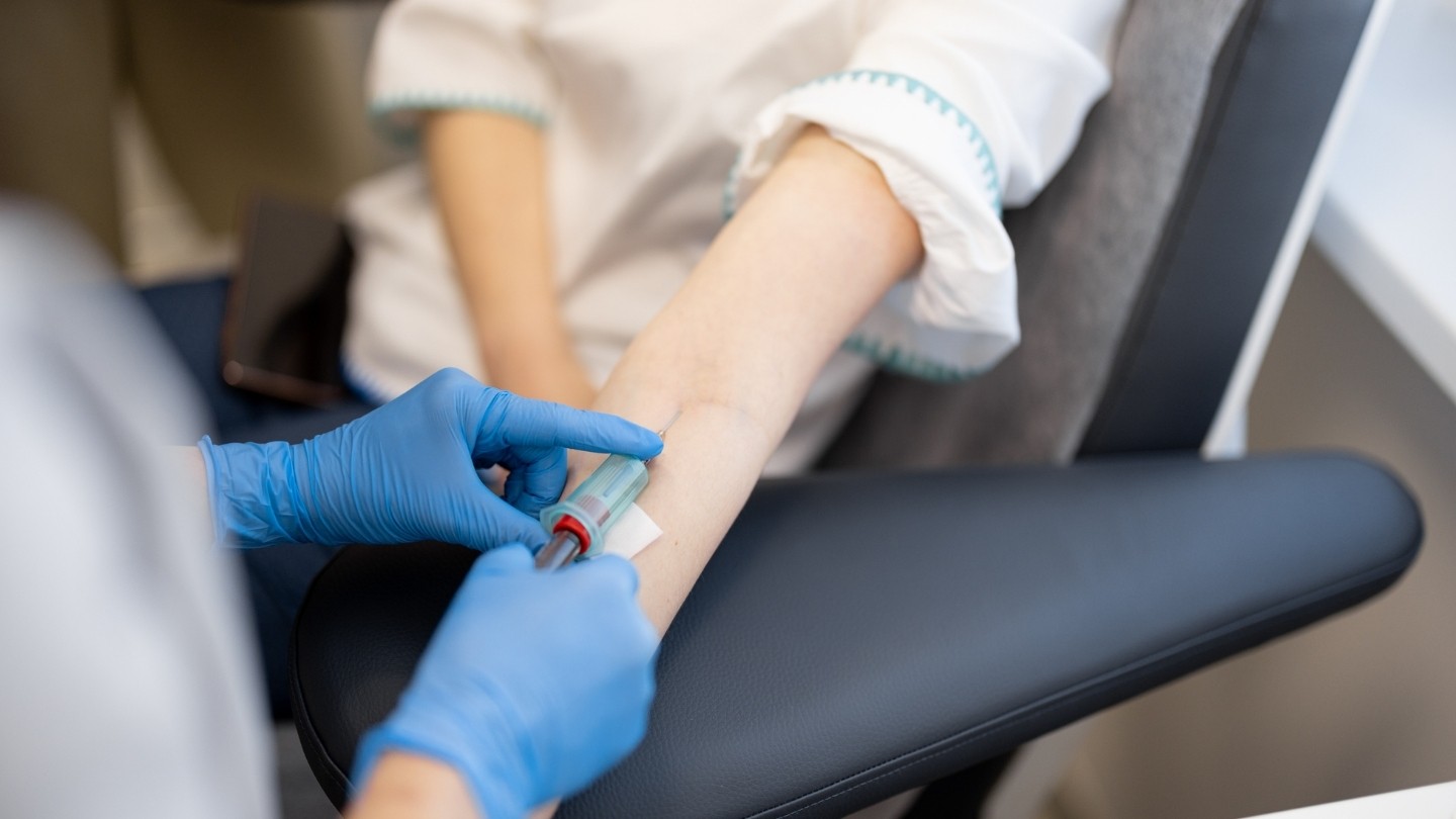 Mẫu máu được lấy từ tĩnh mạch ngoại vi, thường tại vùng khuỷu tay, với thể tích khoảng 3 - 5 mL