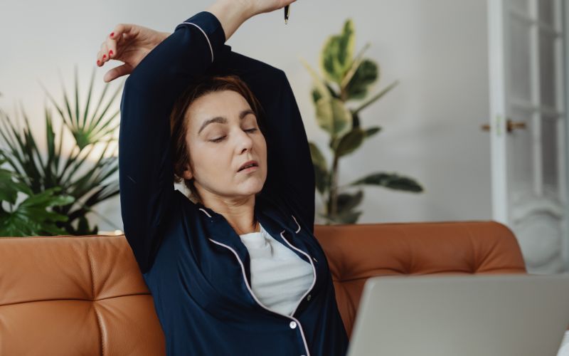 Nếu bạn có các biểu hiện như mệt mỏi, đau đầu... nên đi xét nghiệm kiểm tra