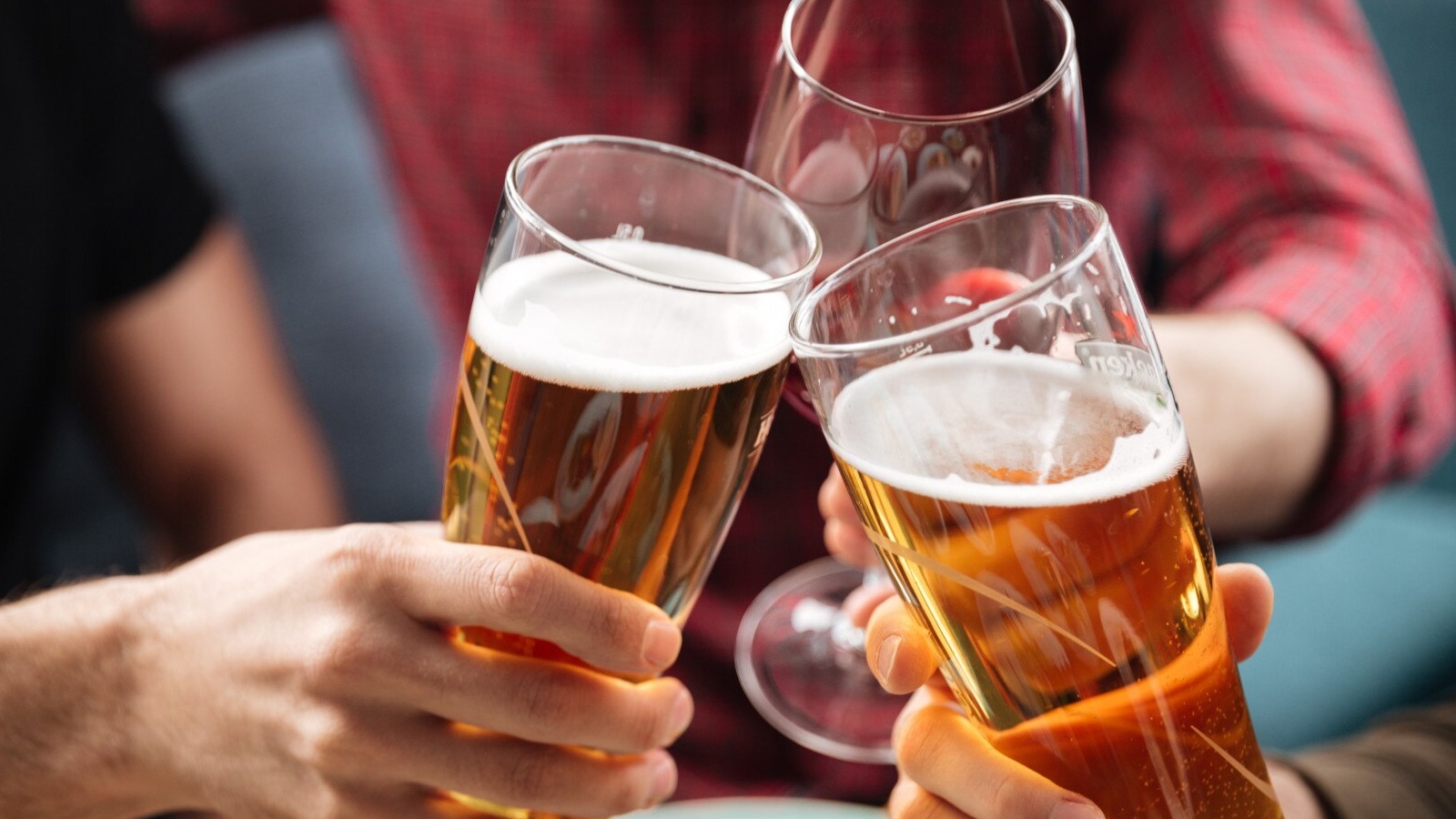 Tránh dùng rượu bia trước khi xét nghiệm