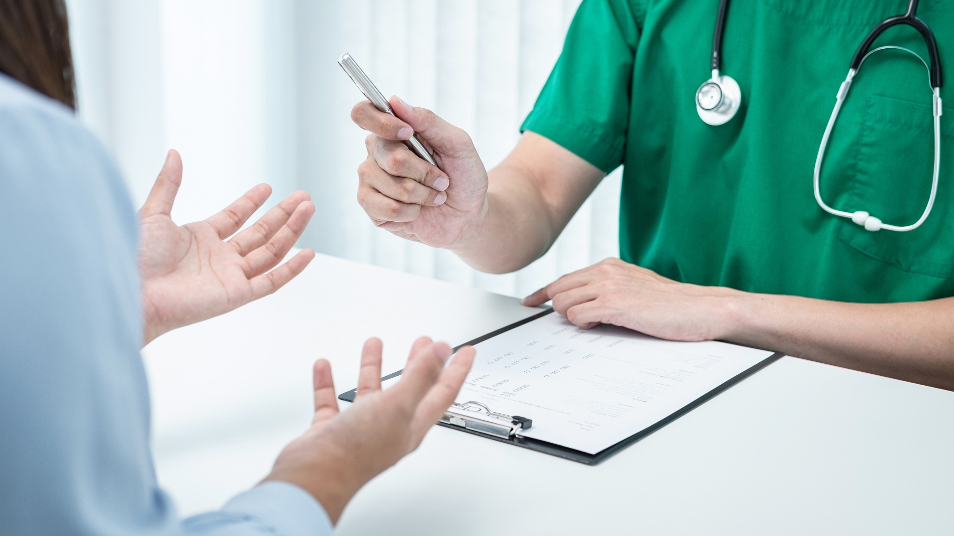 Trường hợp đang sử dụng thuốc, cần thông báo cho nhân viên y tế để được tư vấn phù hợp