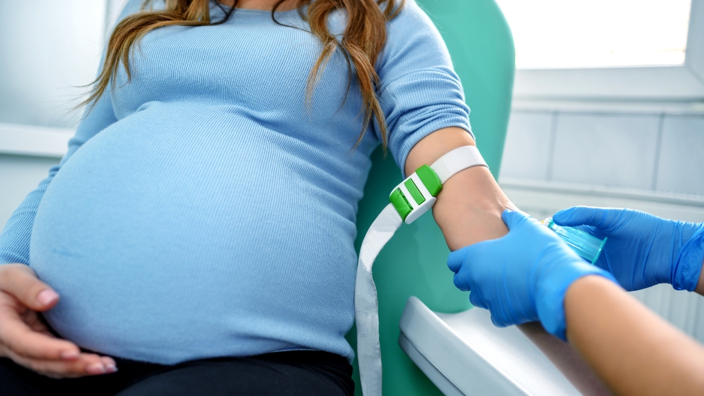 Phụ nữ mang thai nên thực hiện xét nghiệm nước tiểu và xét nghiệm máu