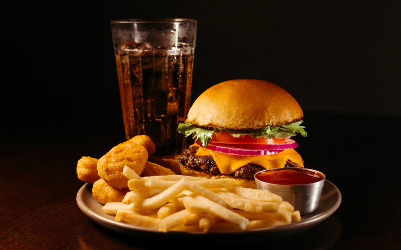 Nên tránh các thực phẩm nhiều dầu mỡ, đồ ăn nhanh trước khi thực hiện xét nghiệm mỡ máu