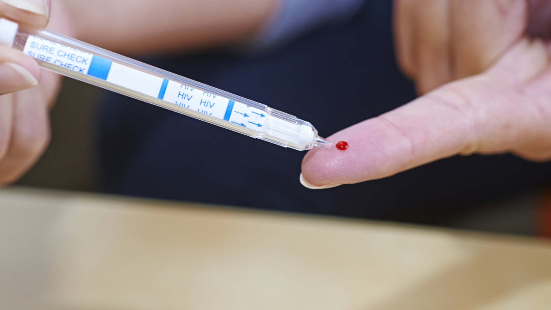 Xét nghiệm nhanh HIV chỉ cần một giọt máu đầu ngón tay hoặc dịch miệng là đủ để tiến hành xét nghiệm