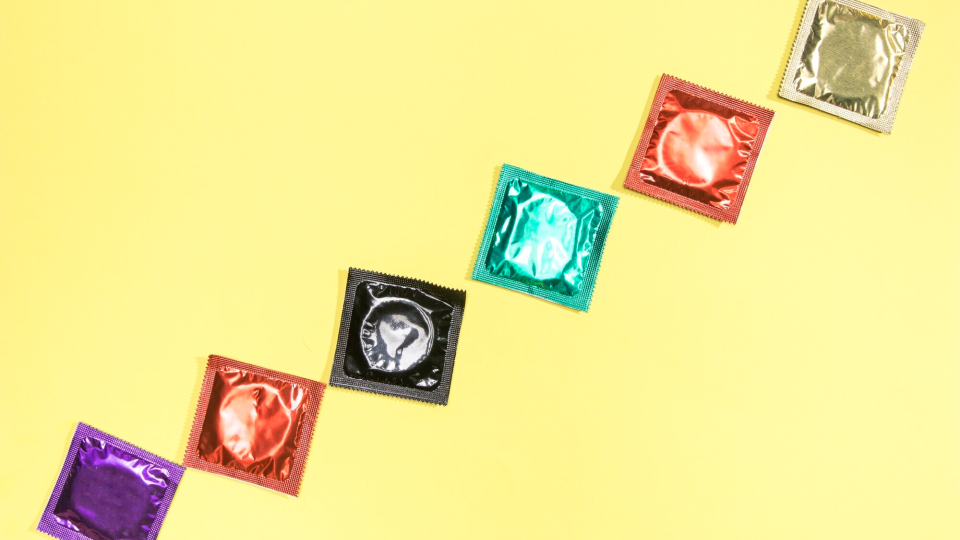 Sử dụng bao cao su đúng cách trong mọi lần quan hệ tình dục để hạn chế tiếp xúc trực tiếp với dịch cơ thể có thể chứa virus