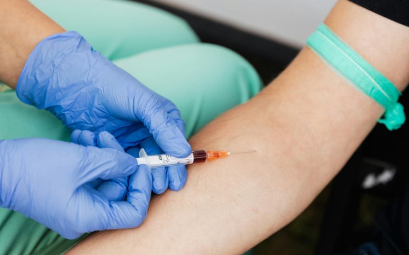 Hãy giữ tâm lý thoải mái trước khi lấy mẫu xét nghiệm nhóm máu để quá trình xét nghiệm diễn ra suôn sẻ