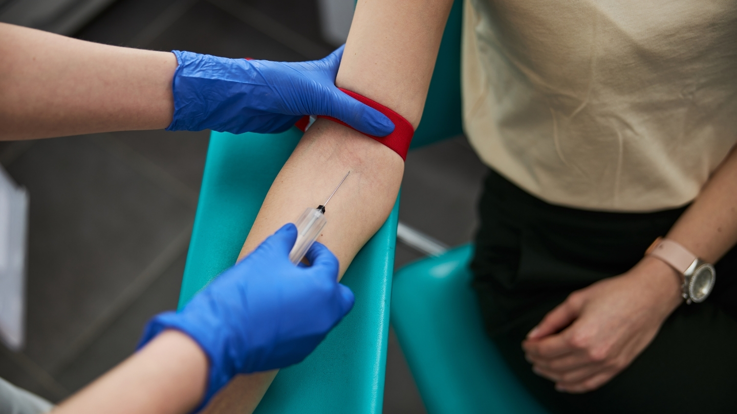 Sau khi được chỉ định, bệnh nhân sẽ được lấy một mẫu máu tĩnh mạch, thường ở vùng khuỷu tay