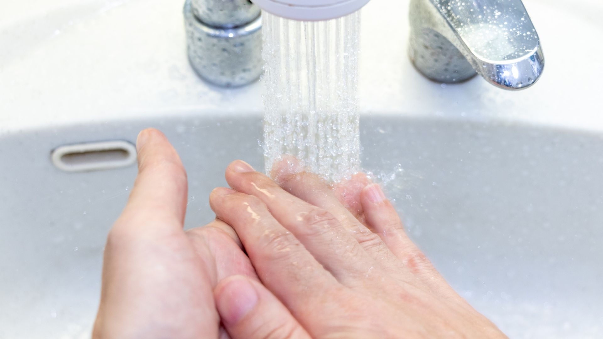 Người bệnh cần rửa sạch tay trước khi lấy mẫu nước tiểu