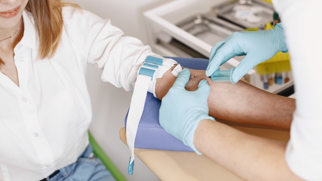 Chọn cơ sở y tế đáng tin cậy để đảm bảo kết quả xét nghiệm HIV chính xác