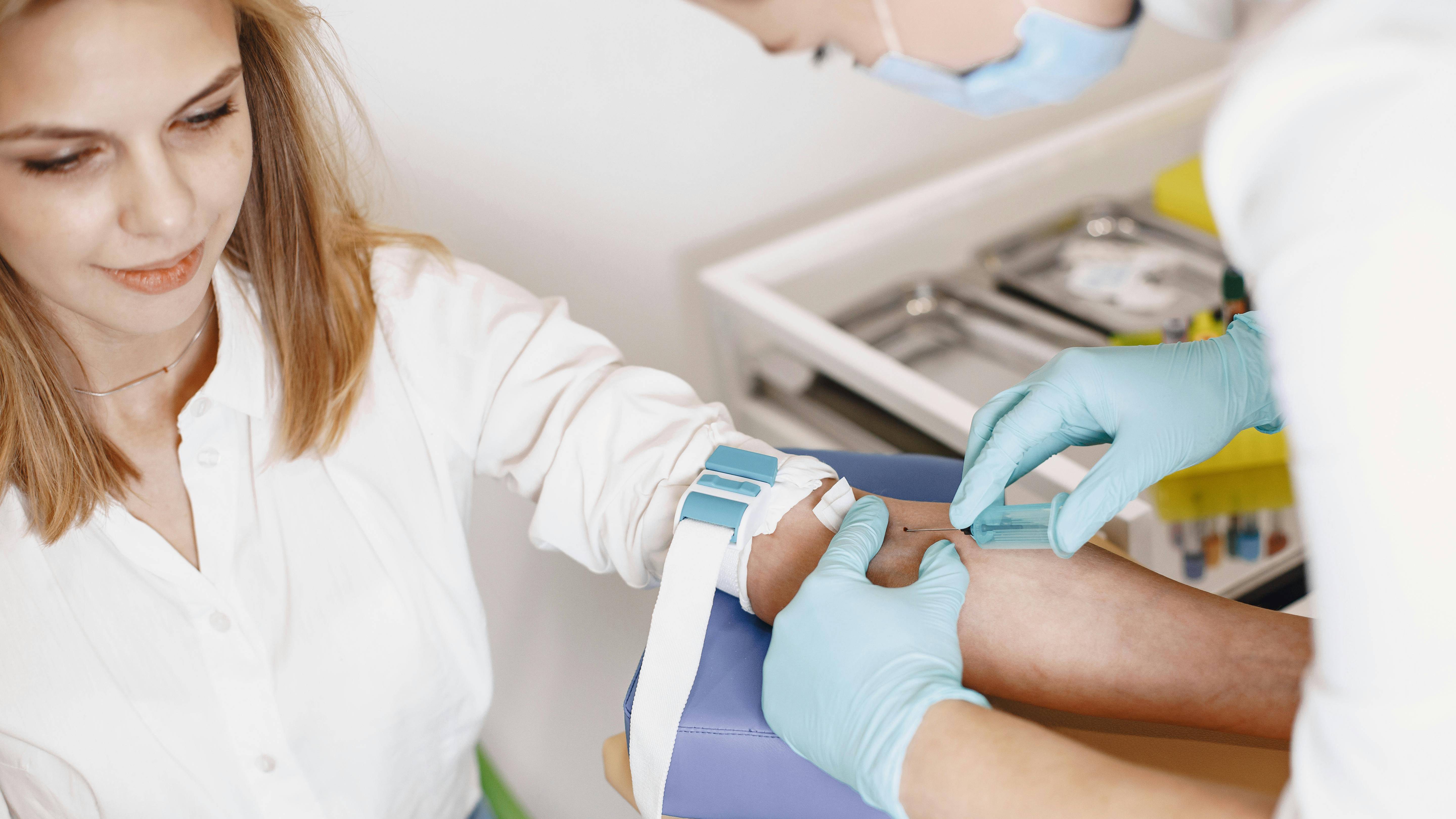 Lấy mẫu máu là một trong các bước cần thực hiện của xét nghiệm máu lắng