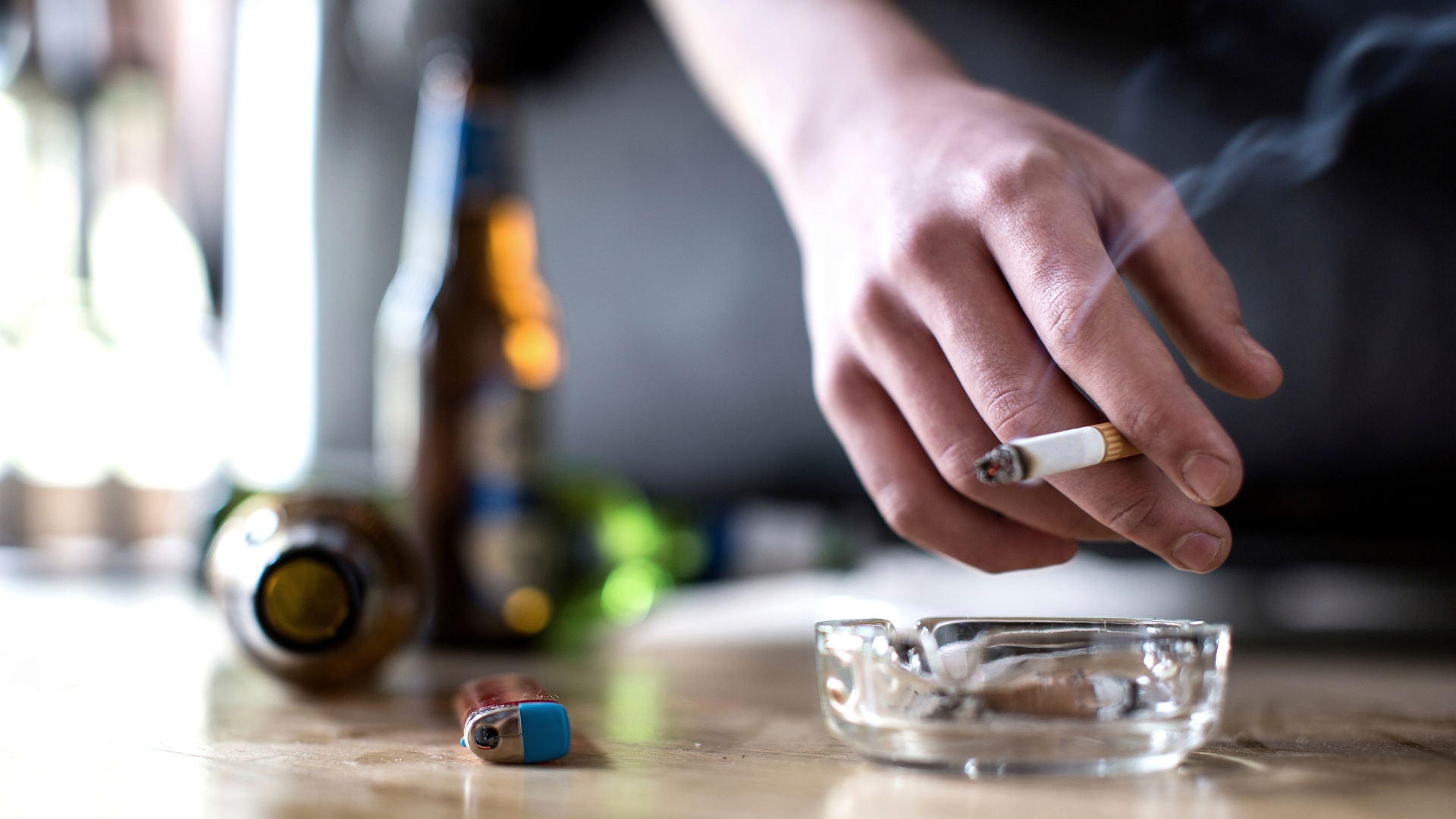 Những người hút thuốc lá, uống rượu bia thường xuyên nên thực hiện xét nghiệm tầm soát ung thư