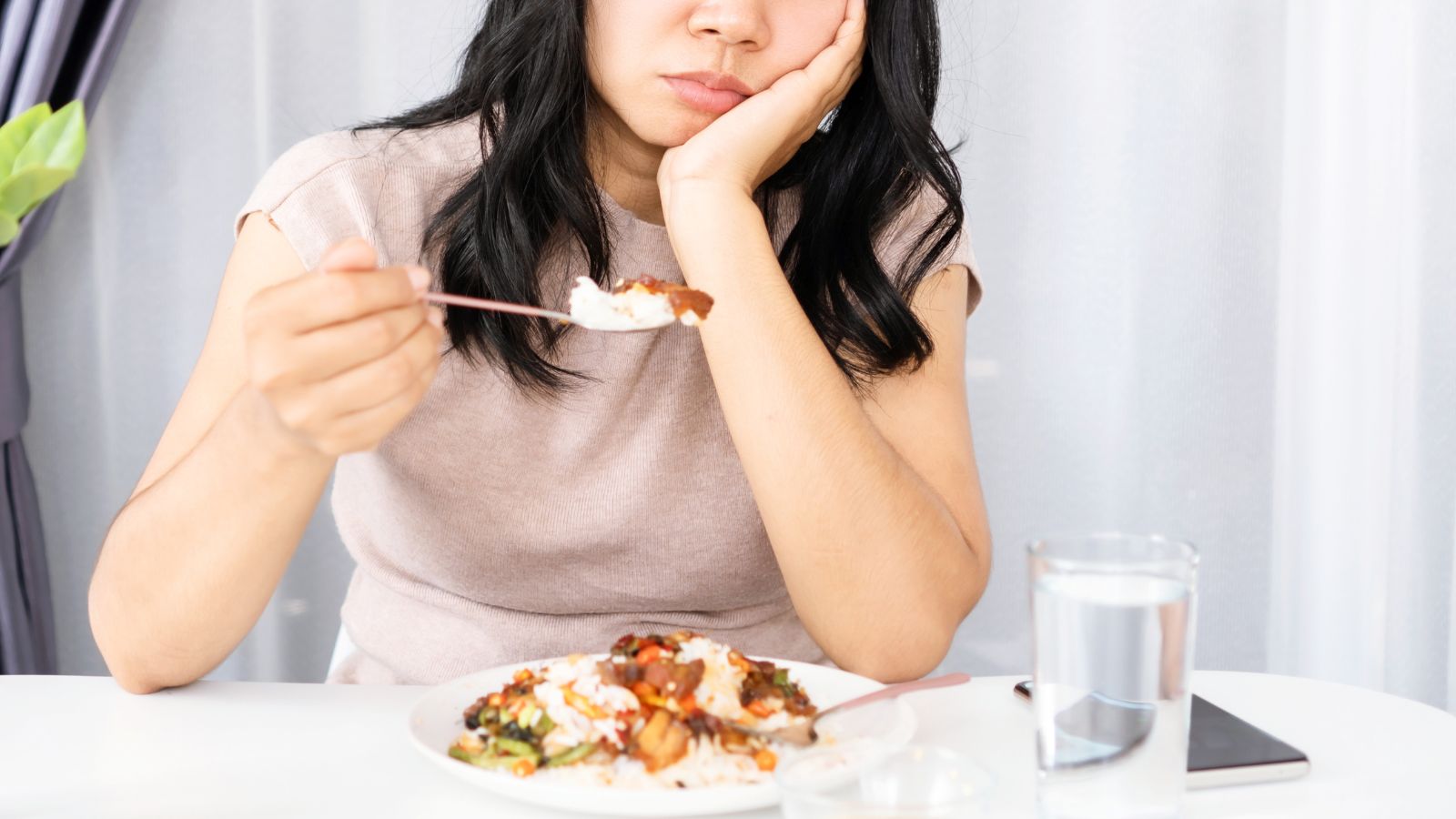 Vị giác suy giảm đáng kể khiến người bệnh mất hẳn cảm giác thèm ăn