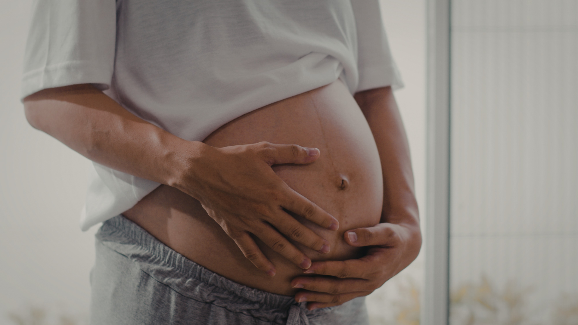 Xoa bụng gây sảy thai không dễ xảy ra vì thai nhi được bảo vệ bởi thành bụng và nước ối