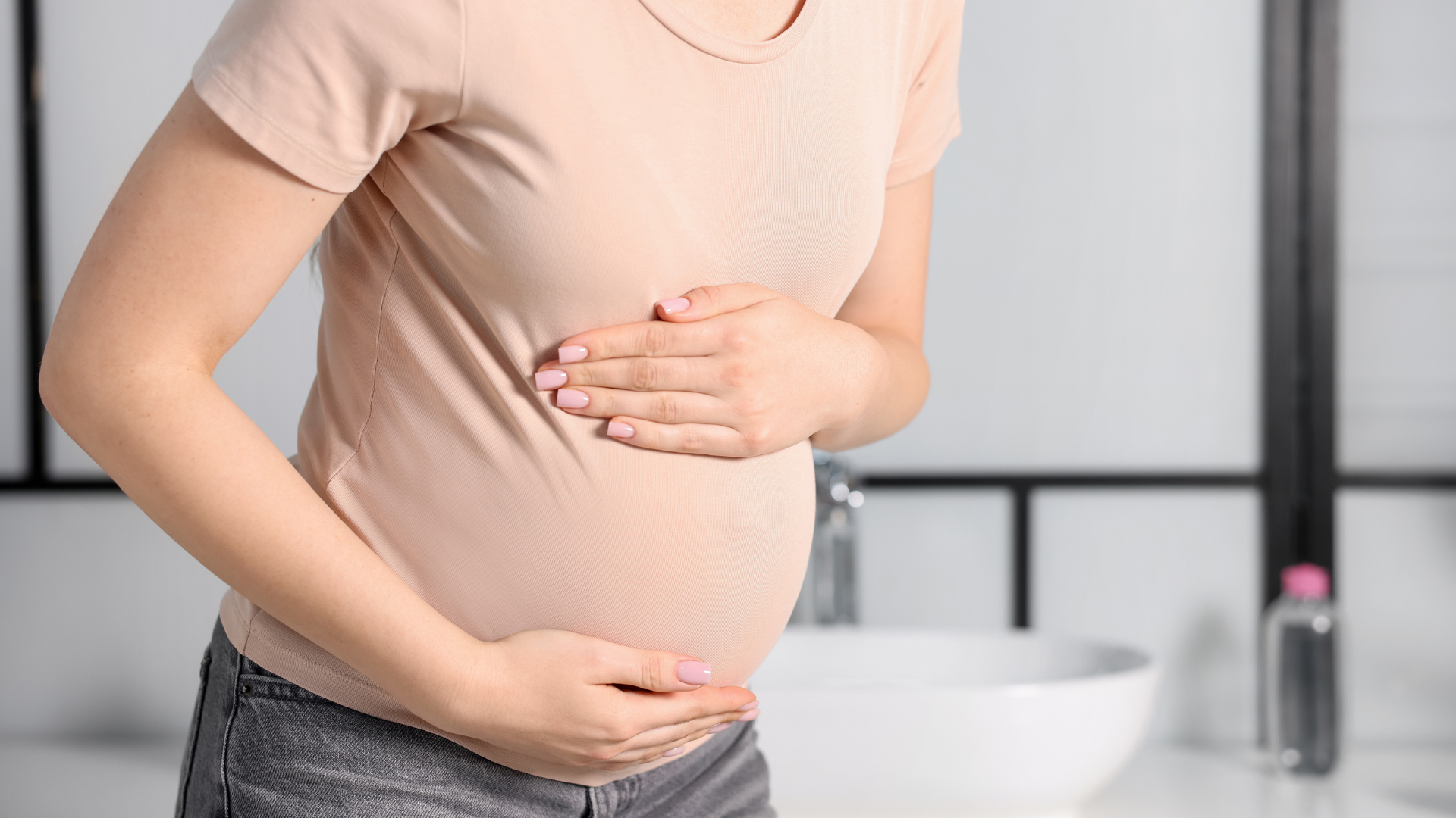 Đau bụng dưới, ra máu âm đạo, cảm giác co thắt tử cung có thể là dấu hiệu dọa sảy thai