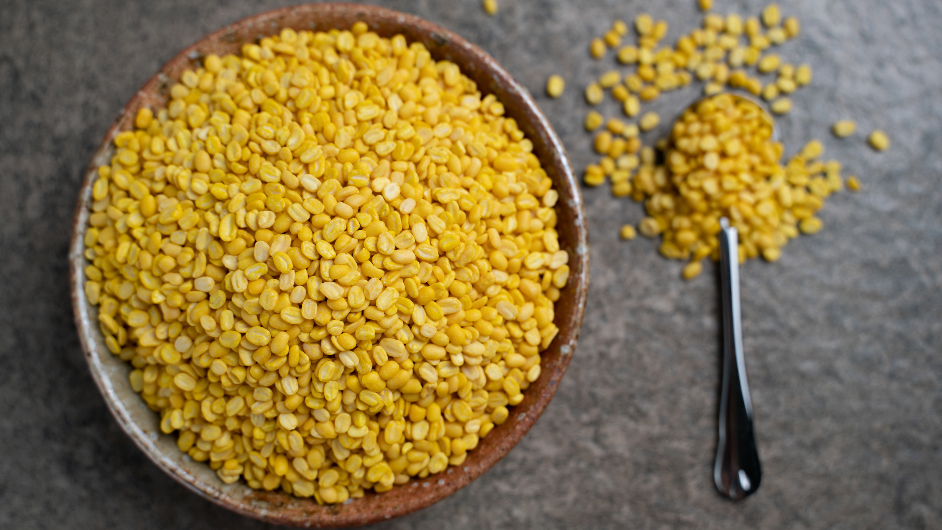 Đậu xanh trong xôi xéo cung cấp protein thực vật, hỗ trợ cơ bắp, giúp no lâu và tốt cho tiêu hóa