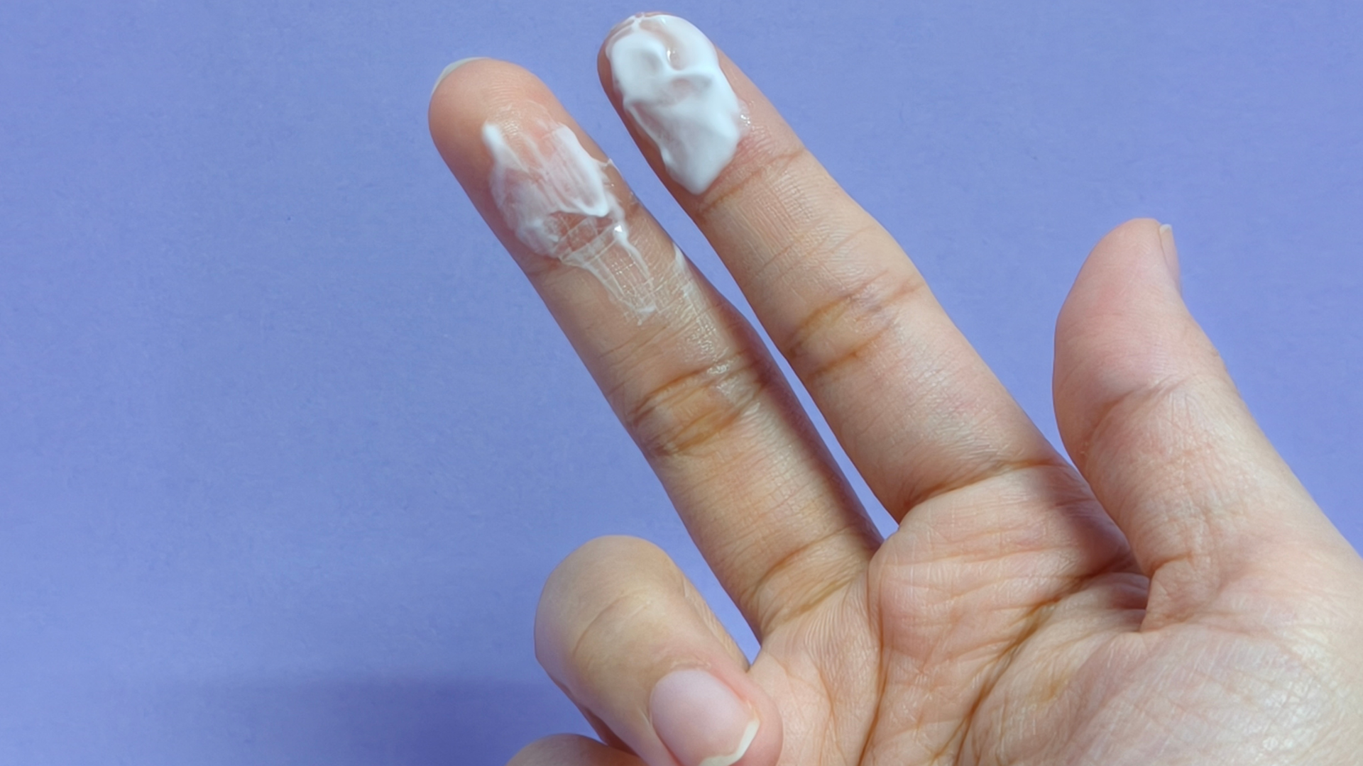 Khi khí hư ra nhiều bất thường, thay đổi màu sắc hoặc có mùi khó chịu, bạn nên đi khám sớm