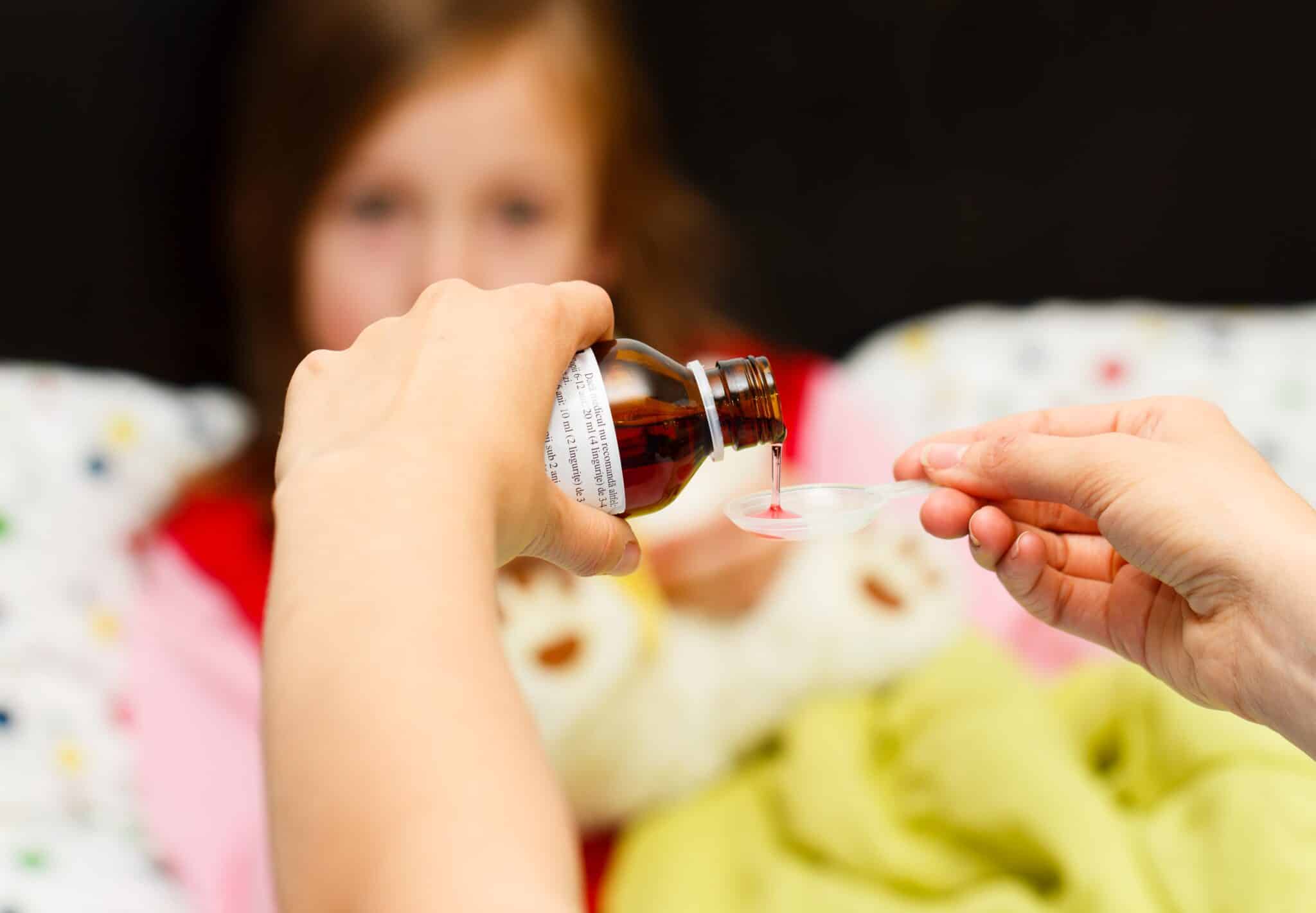 Dùng thuốc hạ sốt đúng liều và kịp thời giúp trẻ hạn chế  lên cơn co giật do sốt