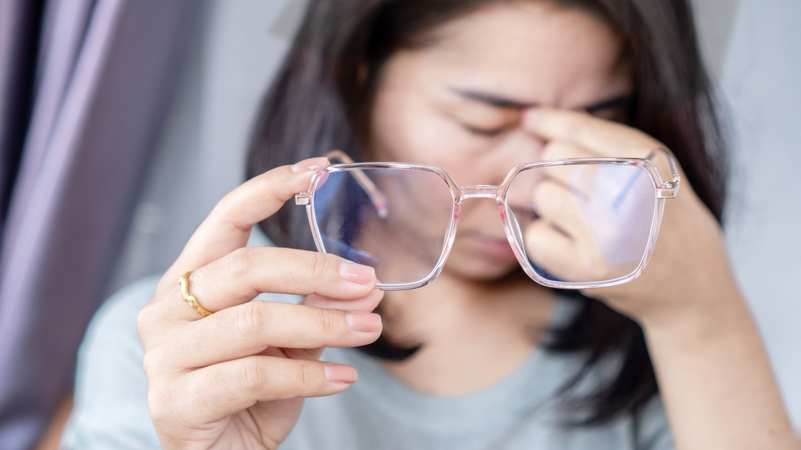 Nhìn thấy đốm đen, bóng mờ hoặc mất thị lực tạm thời là dấu hiệu đặc trưng